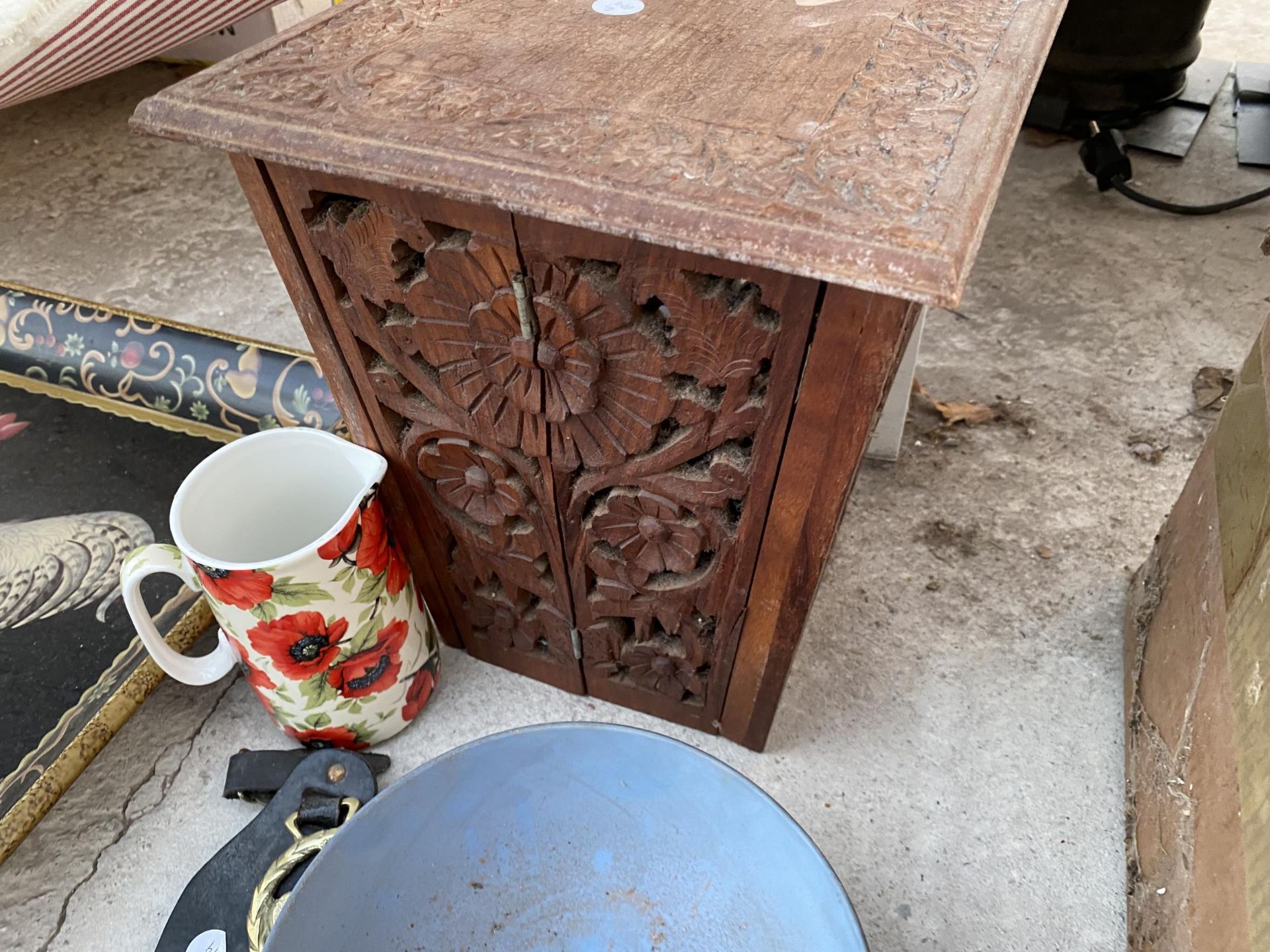 AN ASSORTMENT OF ITEMS TO INCLUDE HORSE BRASSES, CERAMICS AND A TRAY ETC - Image 3 of 4