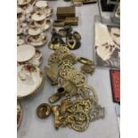 A QUANTITY OF BRASS ITEMS TO INCLUDE HORSE BRASSES, BOXES, ANIMALS, ETC