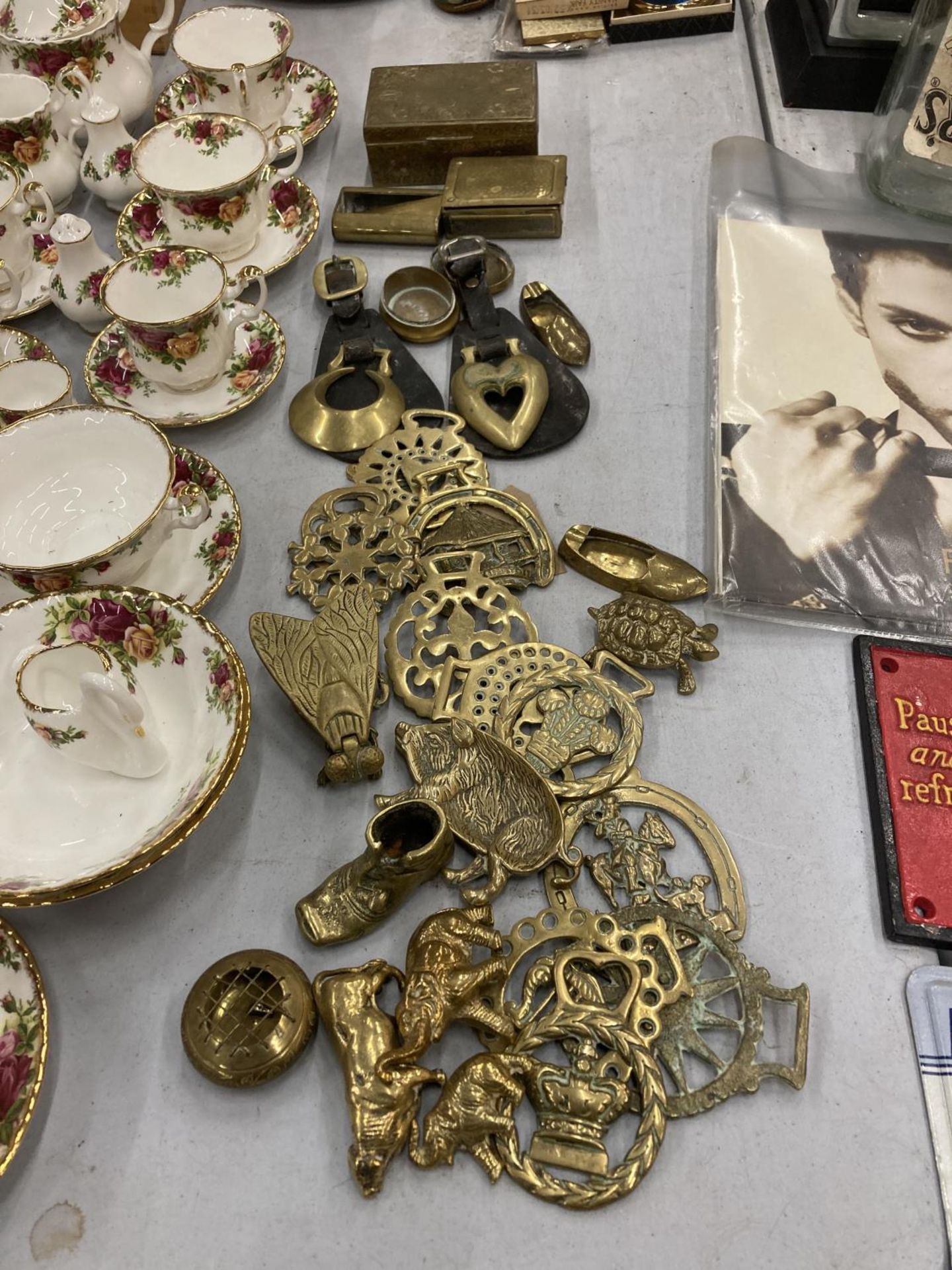 A QUANTITY OF BRASS ITEMS TO INCLUDE HORSE BRASSES, BOXES, ANIMALS, ETC