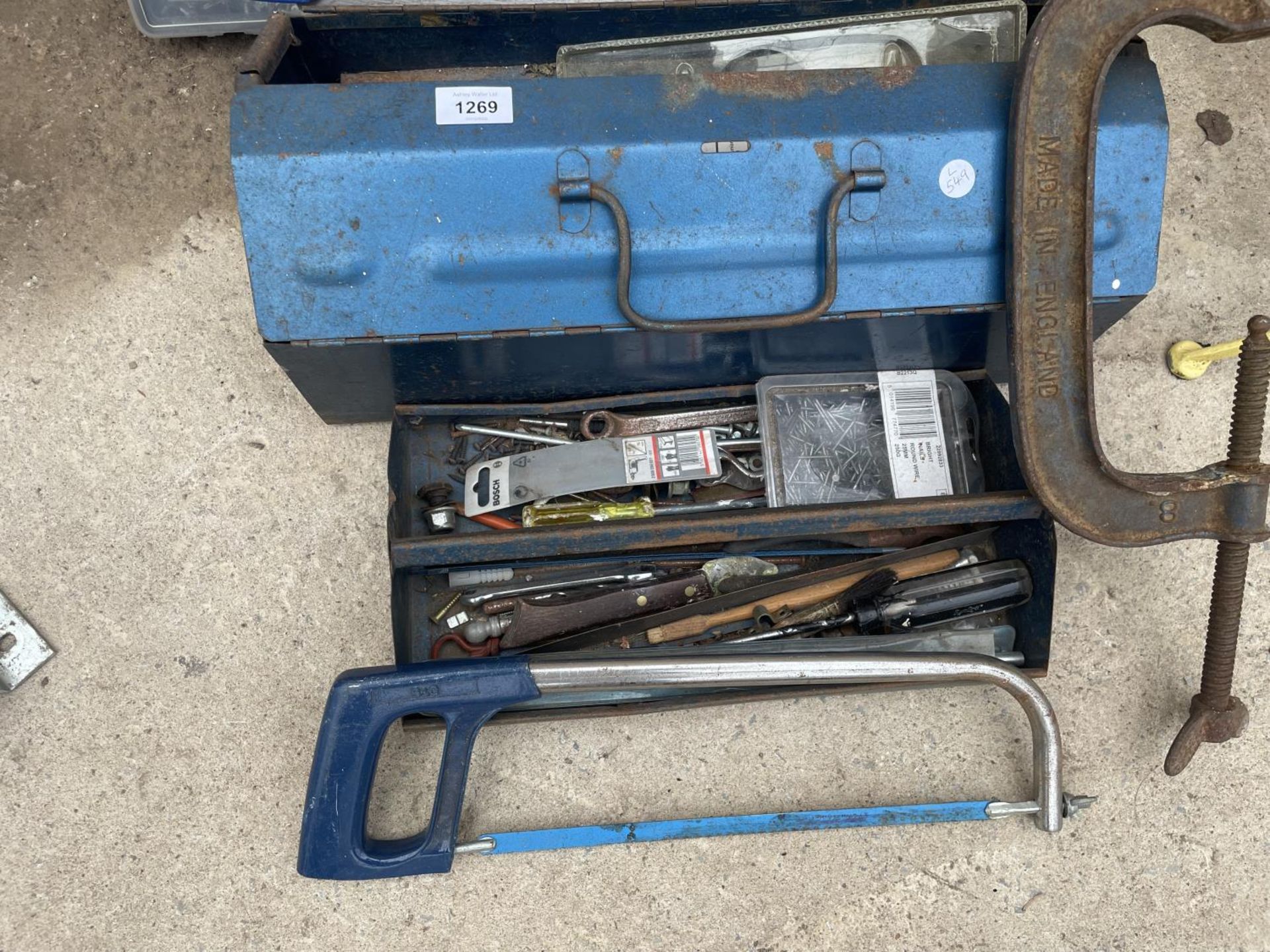 AN ASSORTMENT OF TOOLS AND HARDWARE TO INCLUDE A LARGE G CLAMP, THREE WOOD SAWS AND TWO BOXES OF - Bild 2 aus 3