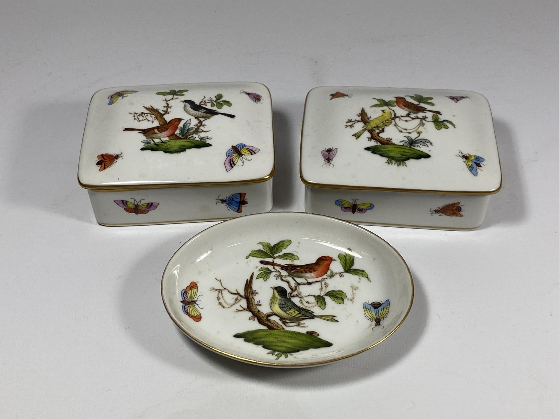 A GROUP OF THREE HEREND PORCELAIN ITEMS - 2 X LIDDED TRINKET BOXES AND SMALLER PIN DISH - Image 2 of 3