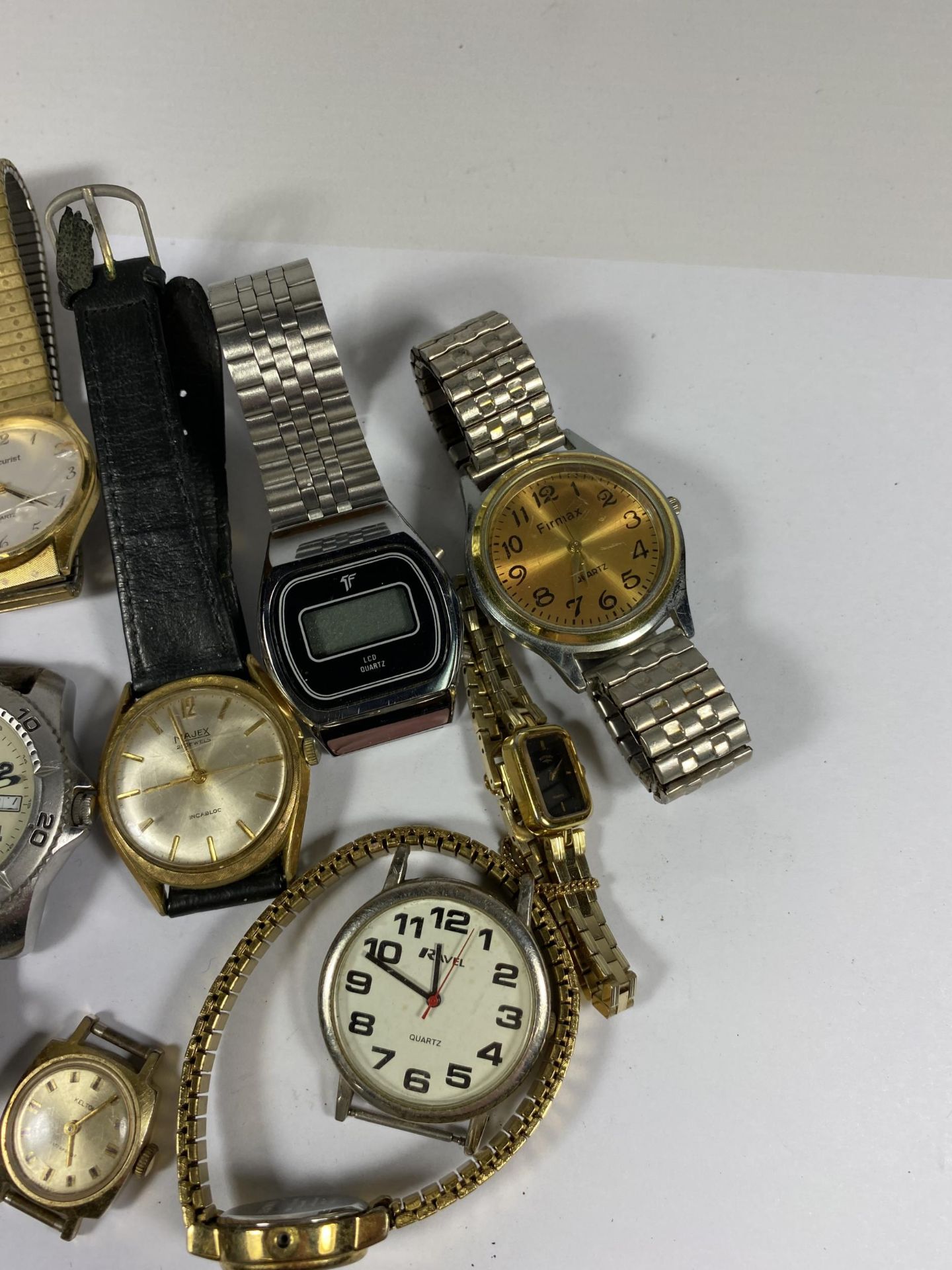 A GROUP OF VINTAGE WATCHES TO INCLUDE SEKONDA, TIMEX, MAJEX ETC - Bild 3 aus 3