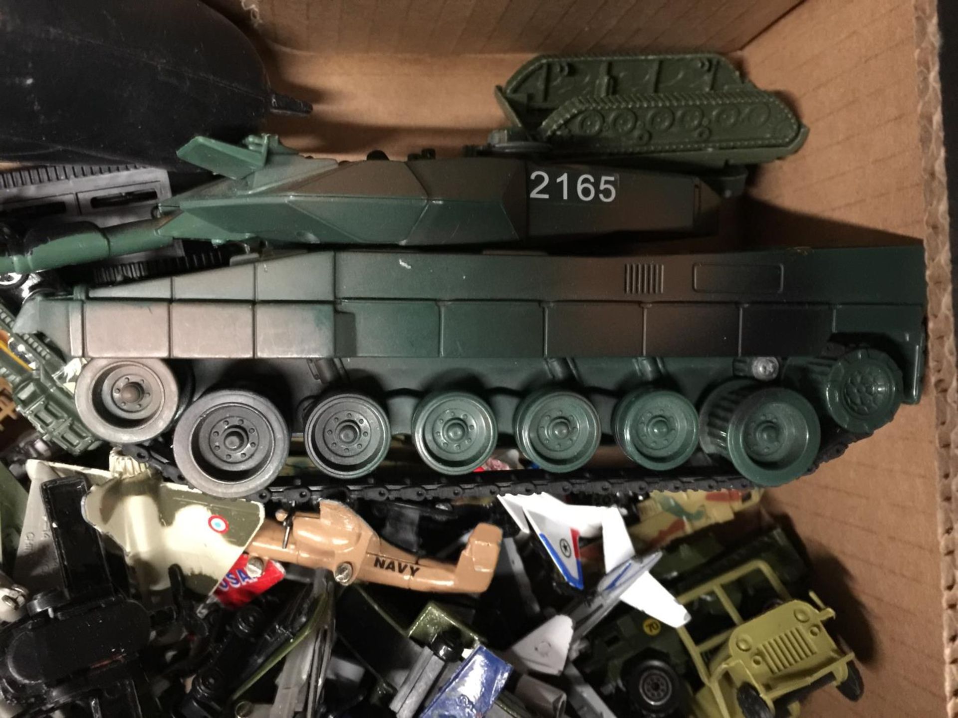 A LARGE QUANTITY OF PLASTIC AND DIECAST TOY ARMY VEHICLES AND PLANES - Image 2 of 4