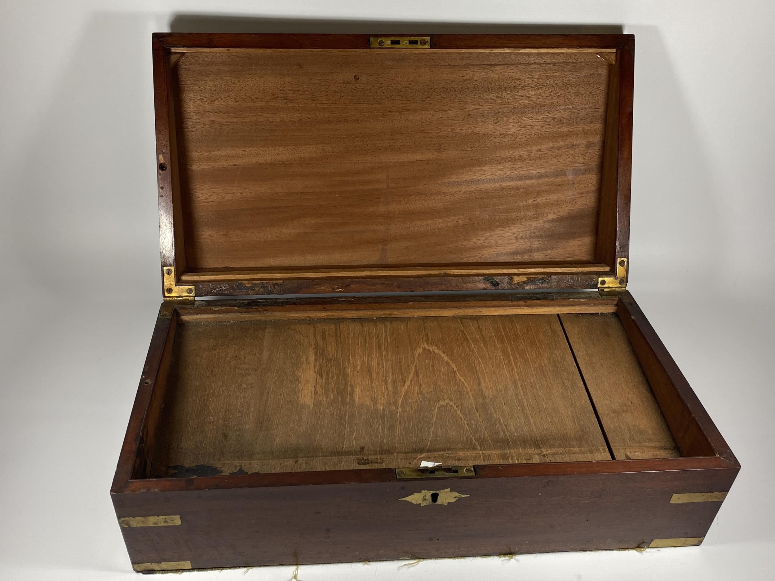 A MAHOGANY AND BRASS BOUND WRITING SLOPE, 17 X 27 X 50CM - Image 3 of 3