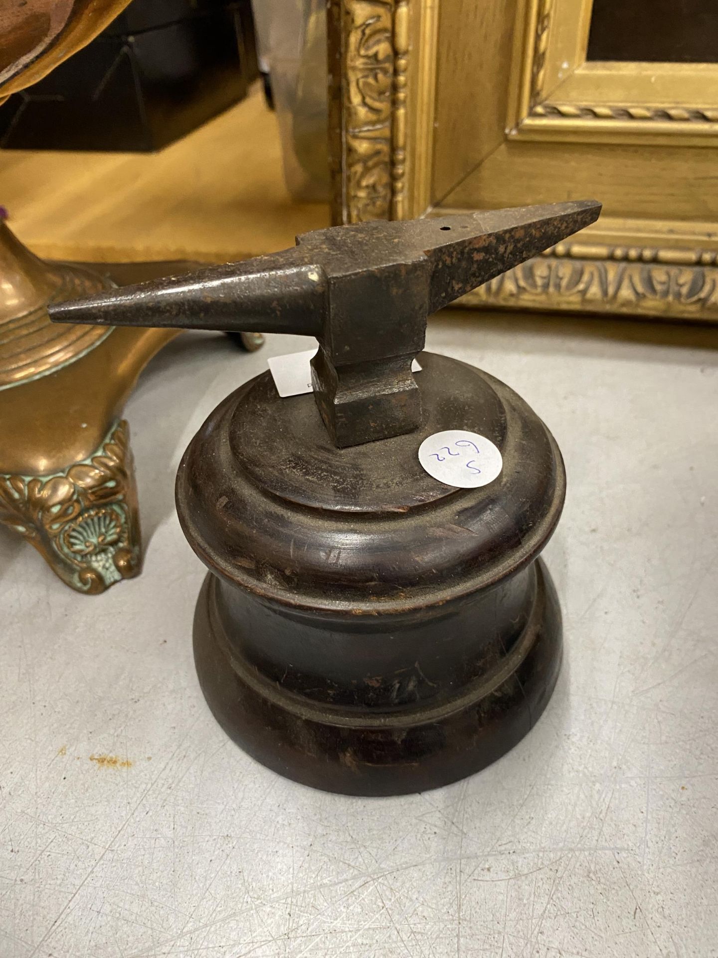A METAL MINIATURE ANVIL ON WOODEN BASE - Image 2 of 2