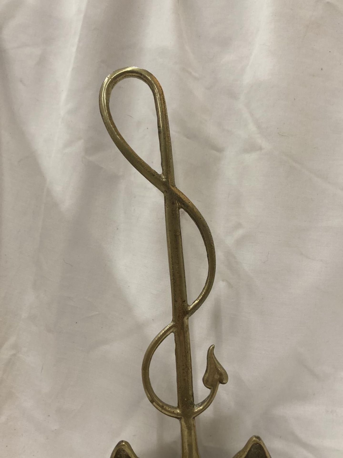 A VINTAGE BRASS FOX AND WHIP DOORSTOP HEIGHT 43CM - Image 3 of 3