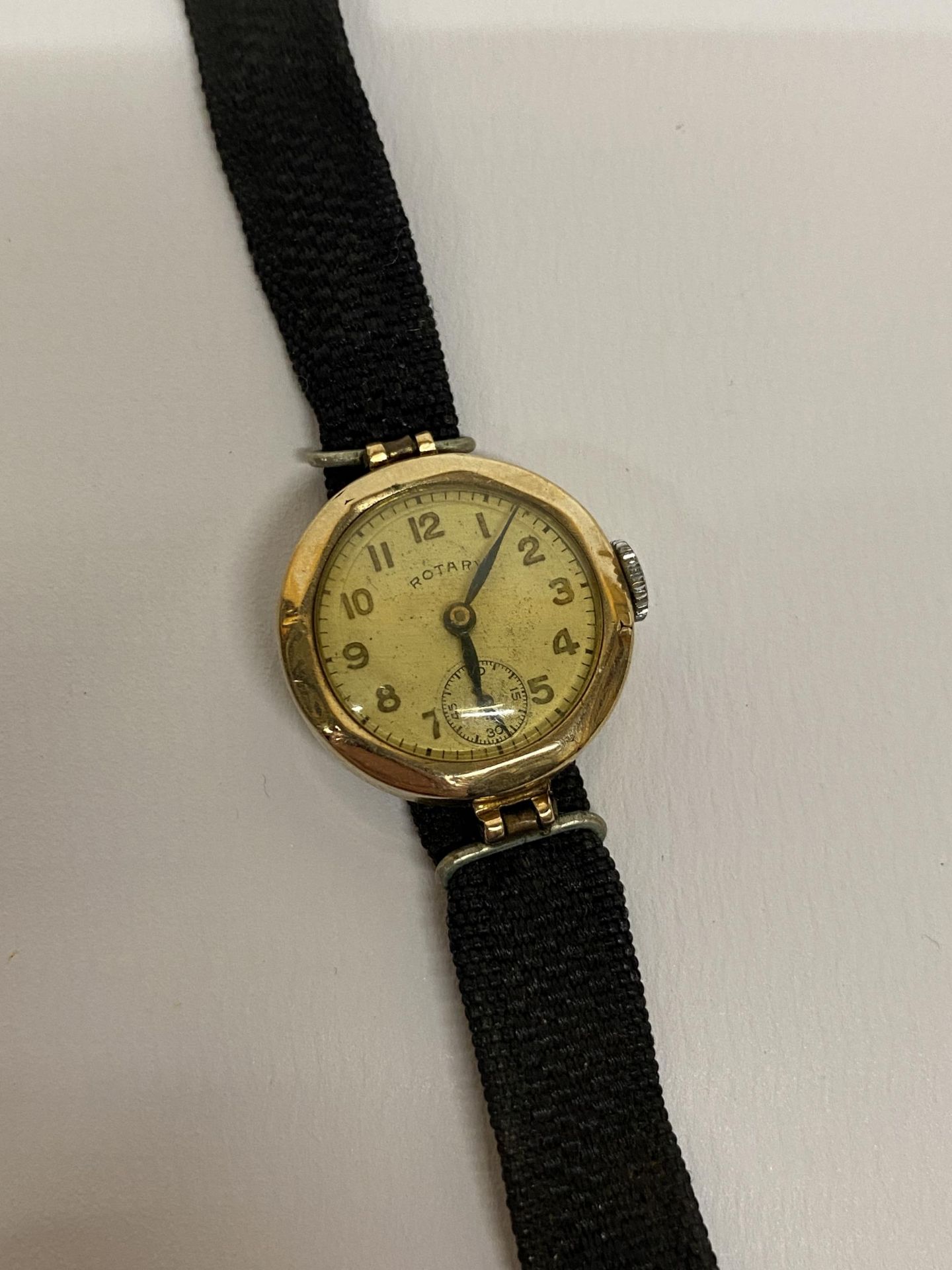 A VINTAGE 9CT YELLOW GOLD CASED ROTARY WATCH