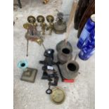 AN ASSORTMENT OF METALWARE ITEMS TO INCLUDE A COPPER POSSER, TWO COPPER JUGS AND A BEAN SLICER ETC