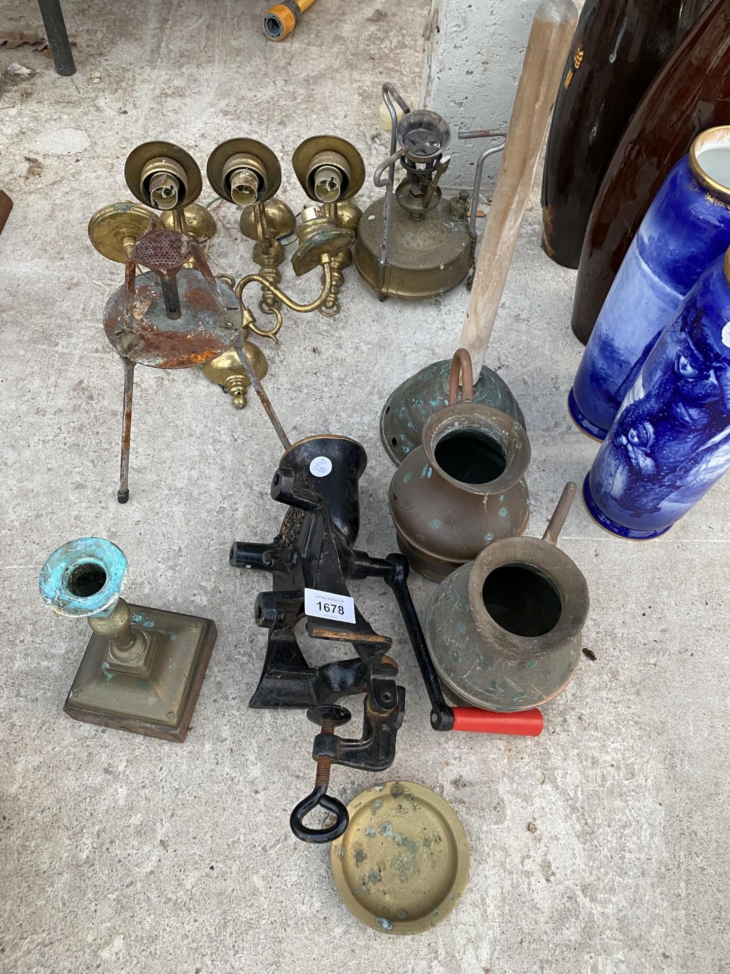 AN ASSORTMENT OF METALWARE ITEMS TO INCLUDE A COPPER POSSER, TWO COPPER JUGS AND A BEAN SLICER ETC