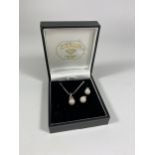 A BOXED .925 SILVER PEARL NECKLACE AND EARRING SET