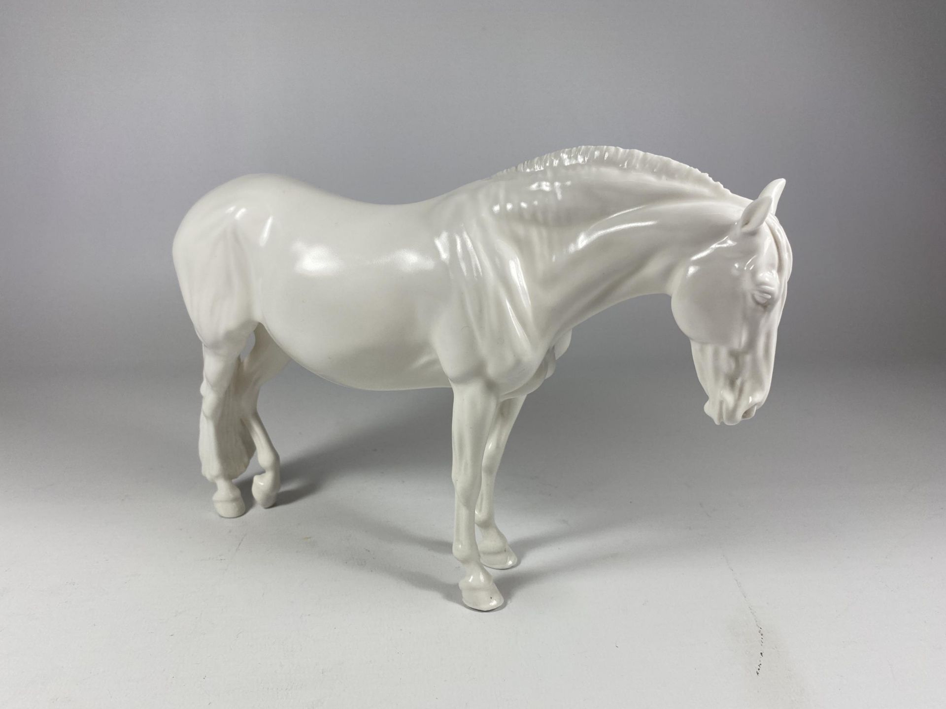 A POSSIBLY BESWICK PROTOTYPE WHITE CERAMIC HORSE - Image 2 of 3