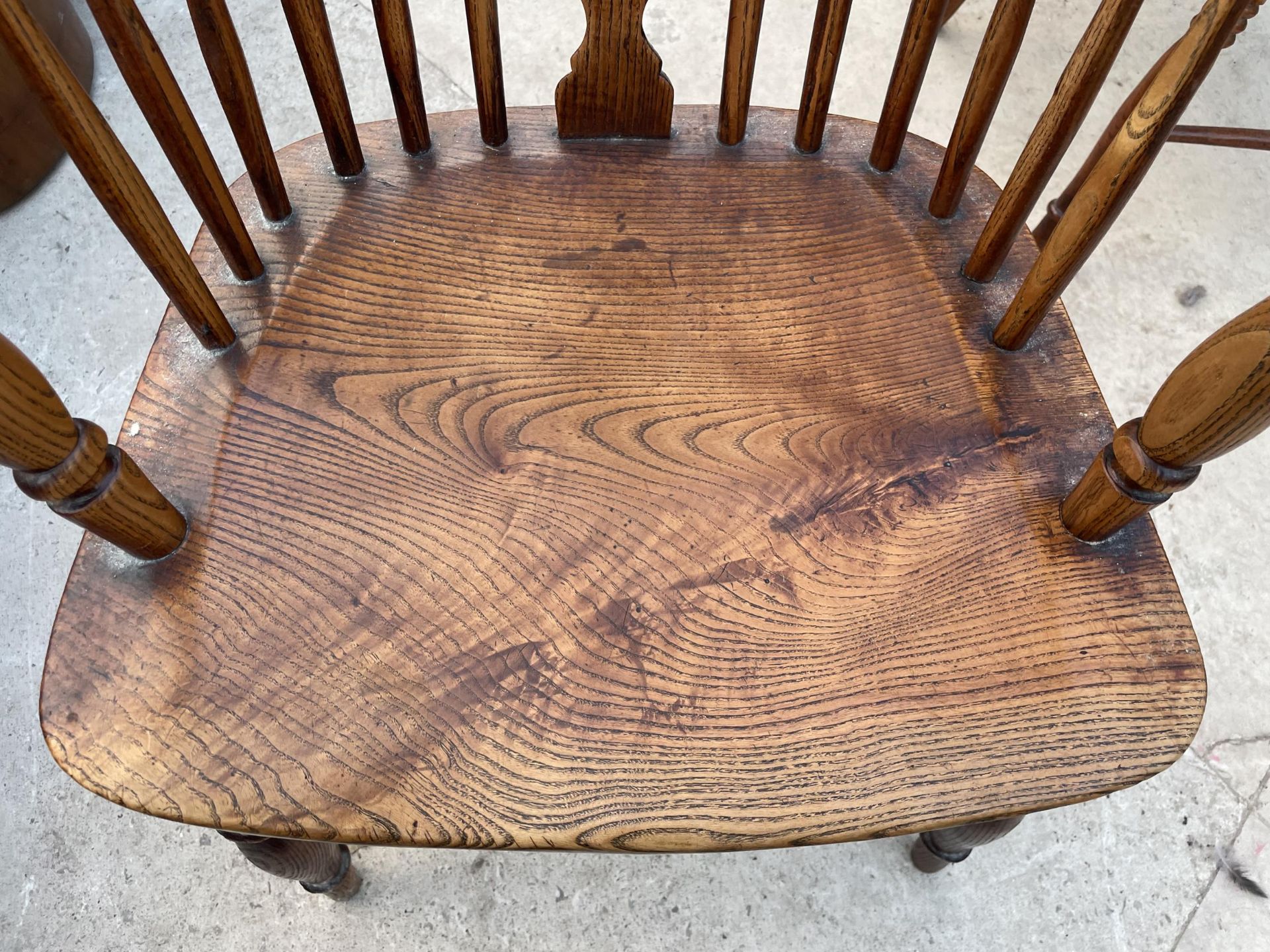 A 19TH CENTURY ELM WINDSOR ARMCHAIR WITH HIGH BACK - Image 3 of 4