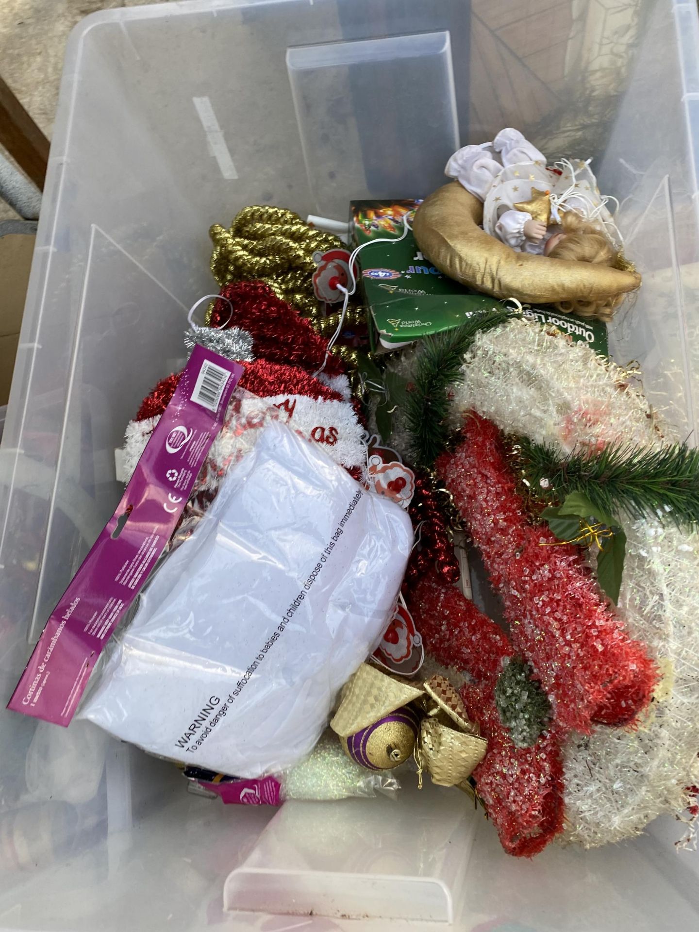 A LARGE ASSORTMENT OF CHRISTMAS DECORATIONS TO INCLUDE A SNOWMAN, BEADS AND TINSEL ETC - Image 3 of 4