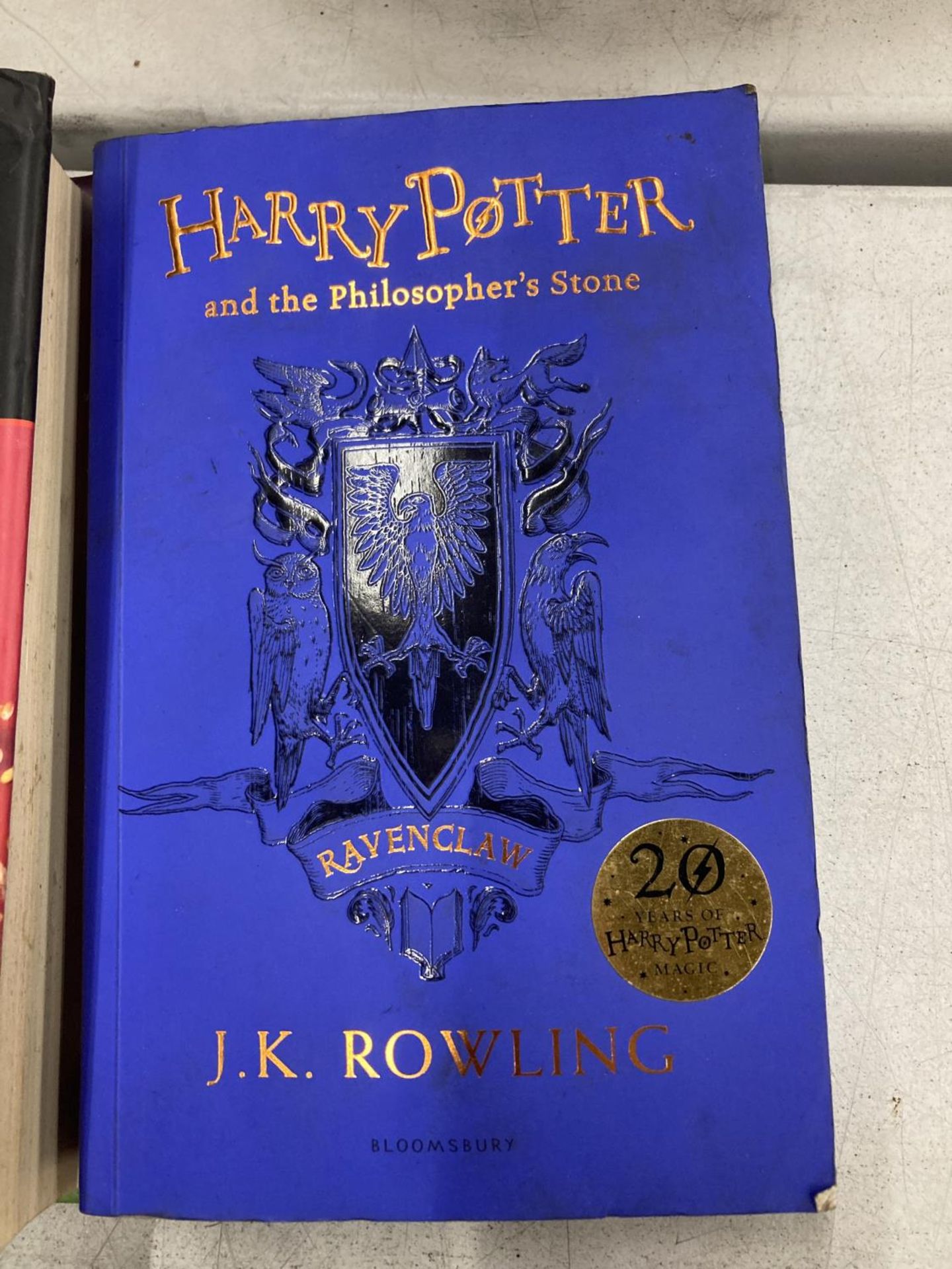 A FIRST EDITION HARDBACK COPY OF HARRY POTTER AND THE DEATHLY HALLOWS PLUS HARRY POTTER AND THE - Bild 4 aus 5