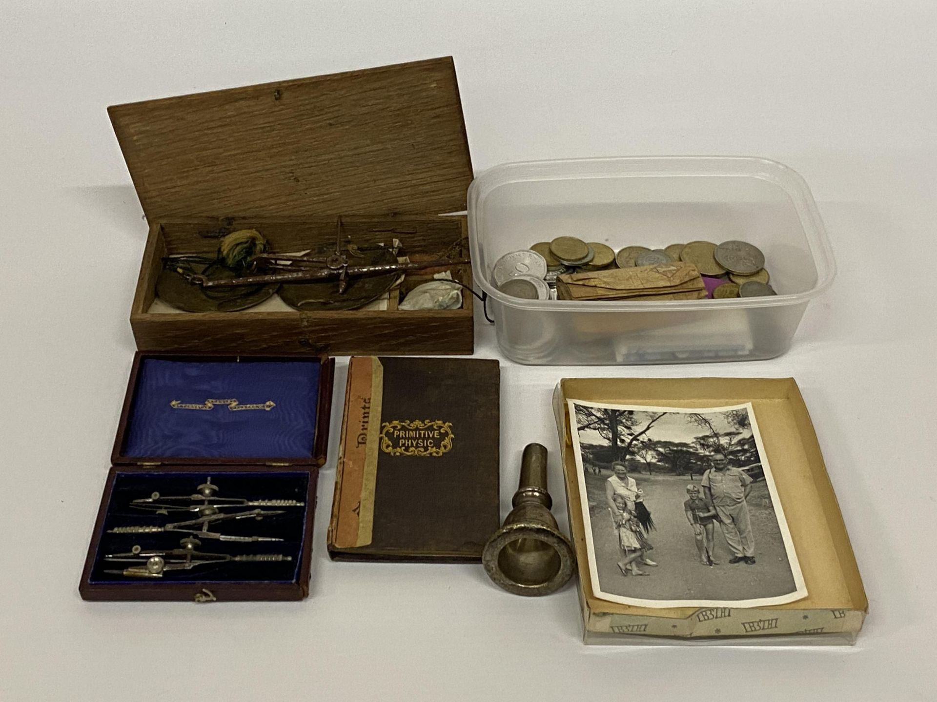 A MIXED LOT OF ITEMS TO INCLUDE BOOSEY & HAWKES MOOTHPIECE, COINS, MINIATURE DRAWING SET, SCALES ETC