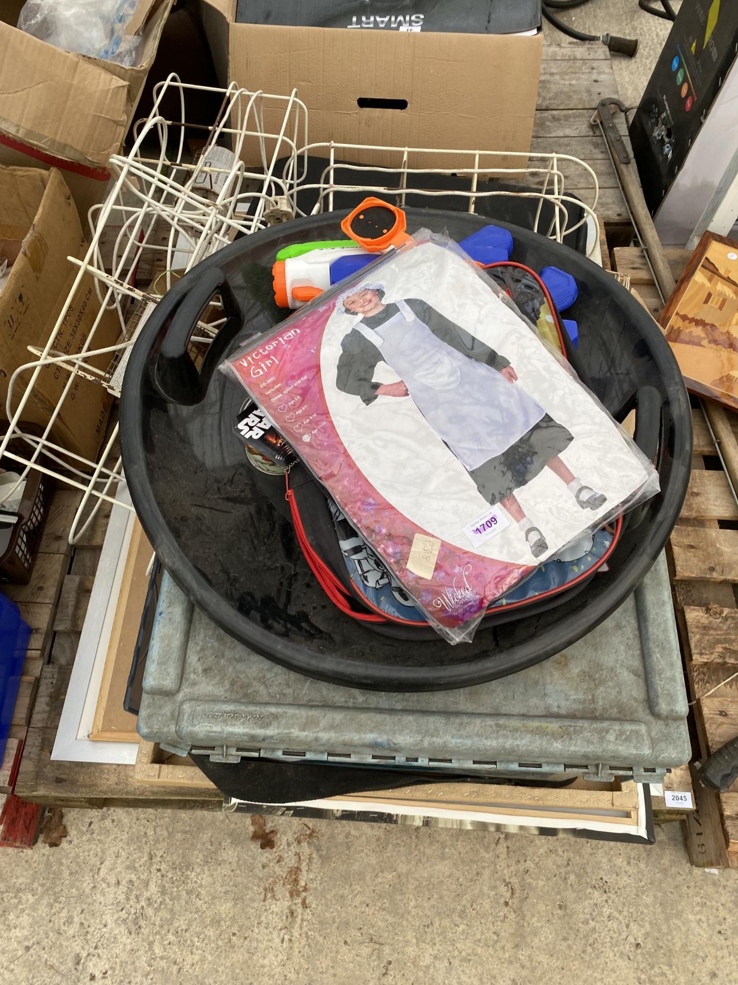 AN ASSORTMENT OF HOUSEHOLD CLEARANCE ITEMS TO INCLUDE RECORDS ETC