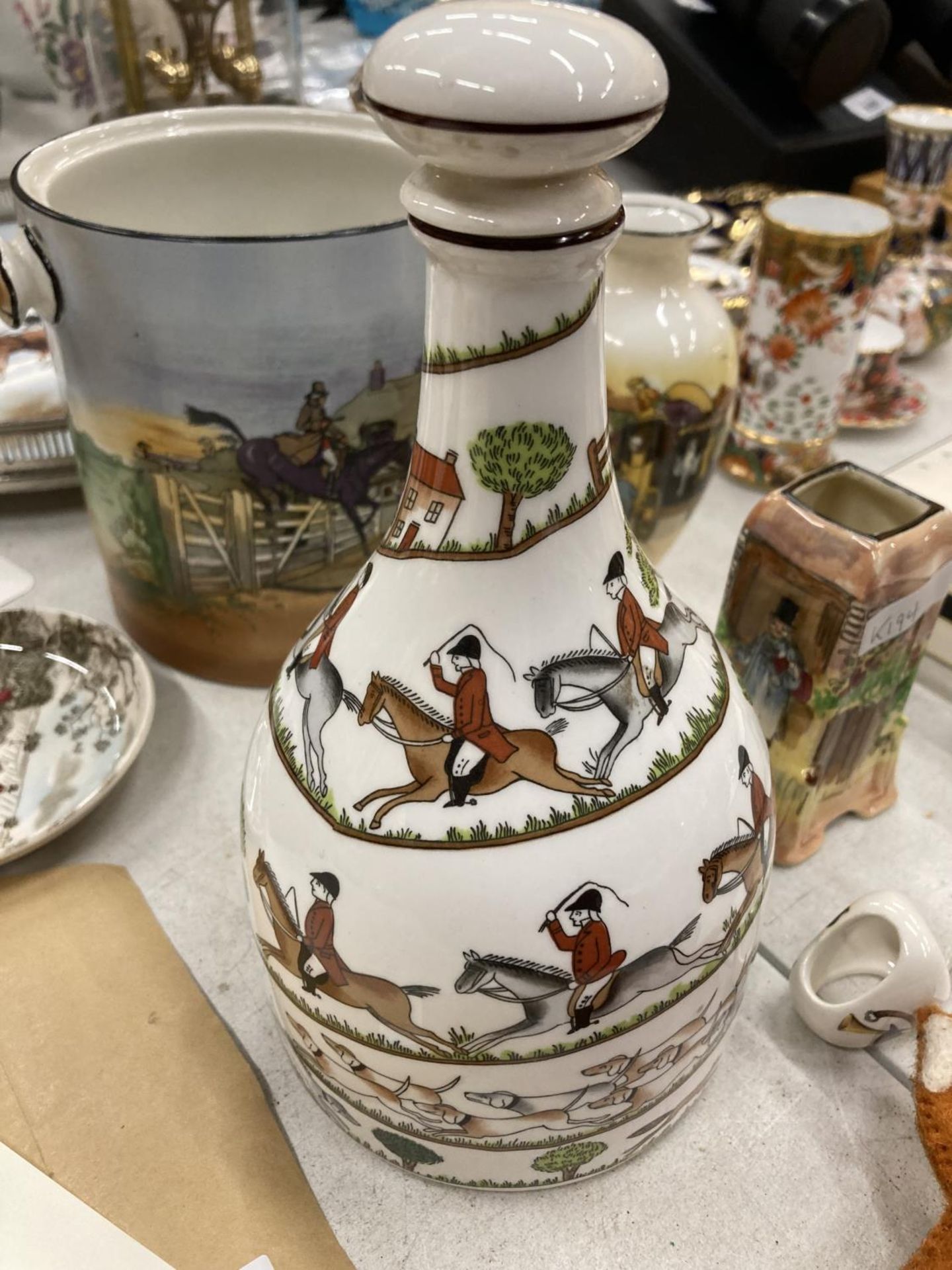 A 'HUNTING' THEMED LOT TO INCLUDE A CERAMIC TRAY WITH PLATED GALLERIED EDGE, BURLEIGHWARE POT, CROWN - Bild 4 aus 5