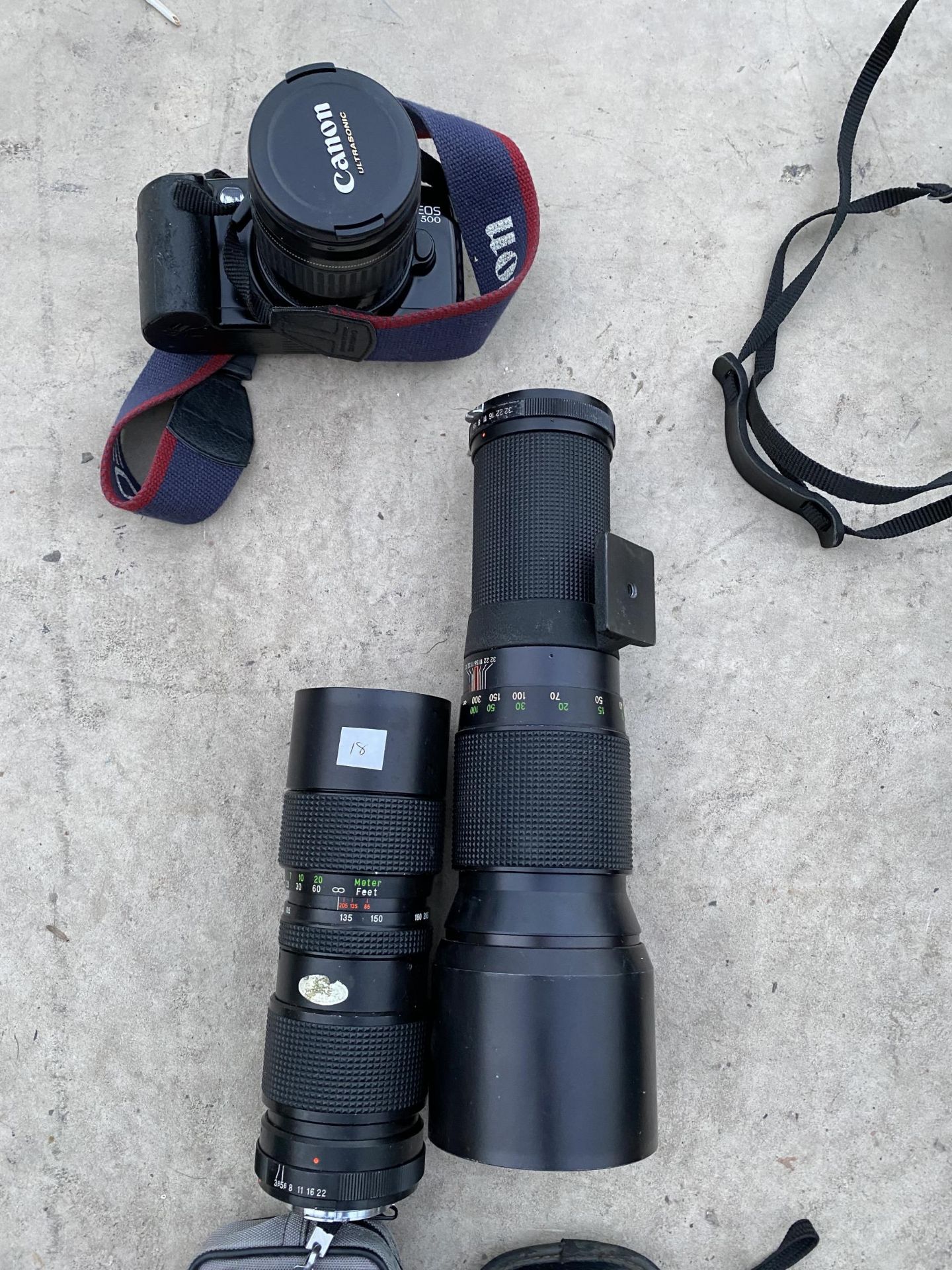 A COLLECTION OF CAMERA EQUIPMENT TO INCLUDE A CANON CAMERA, A VIVITAR 400MM LENS AND A FLASHMATIC - Image 3 of 3