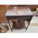 AN EDWARDIAN MAHOGANY TWO TIER SIDE TABLE WITH SINGLE DRAWER ON TURNED LEGS, 20" WIDE
