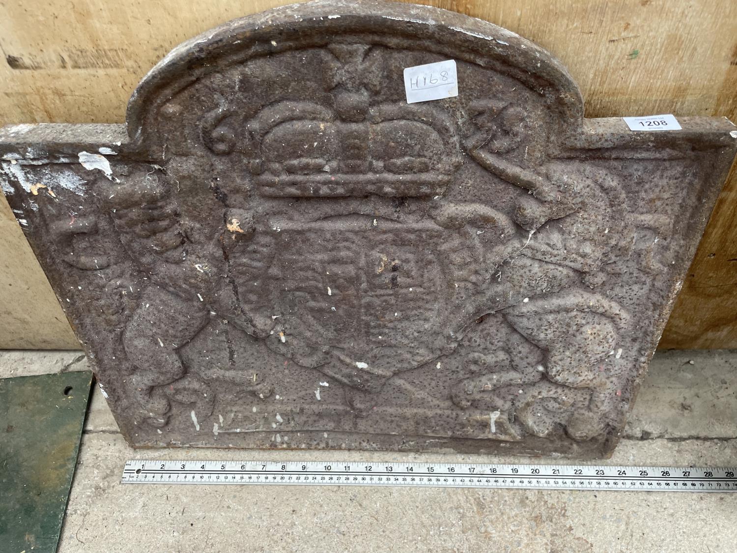 A VINTAGE CAST IRON PANEL DEPICTING LIONS HOLDING A SHIELD (60CM X 50CM) - Image 2 of 3