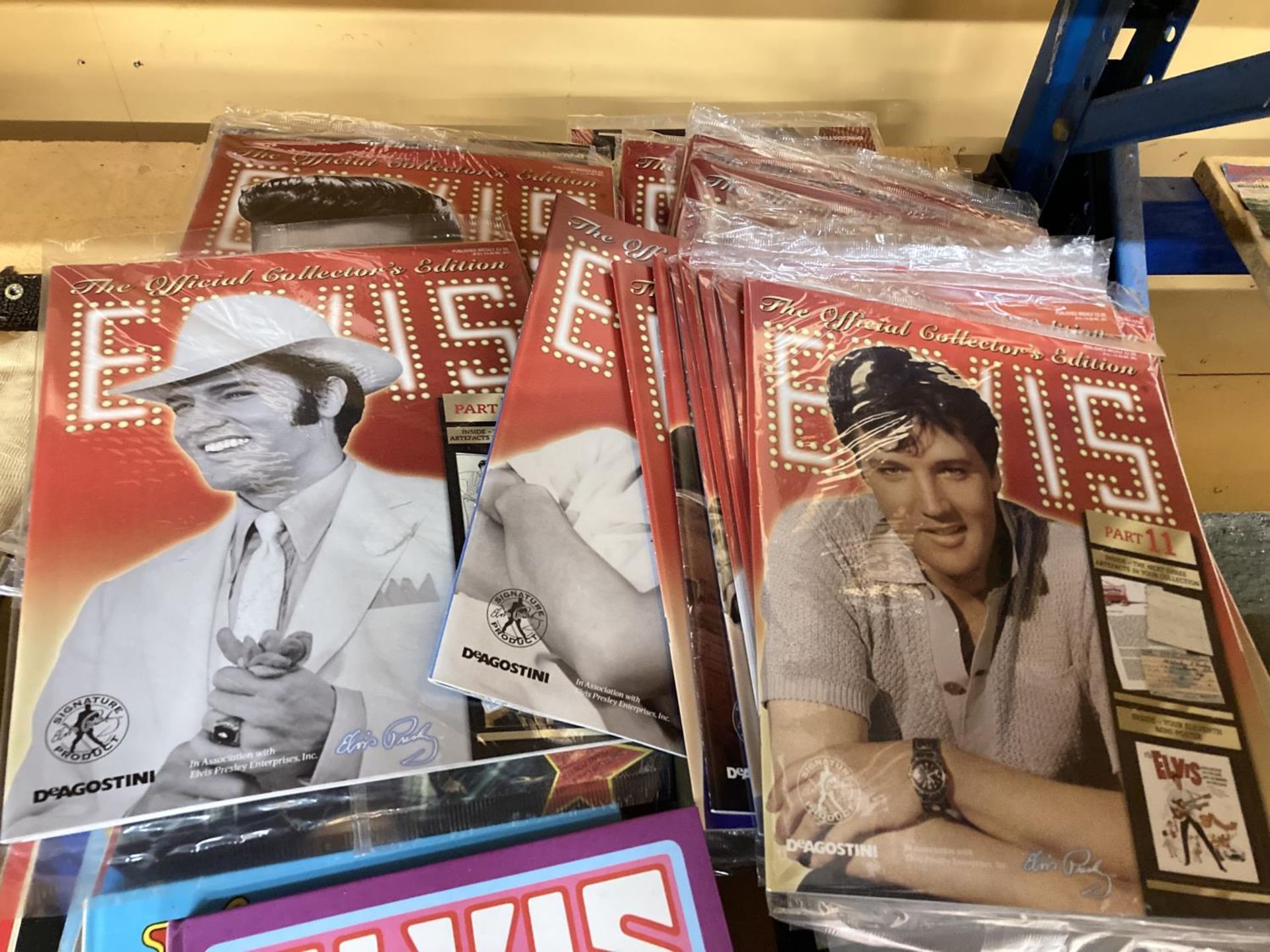 A LARGE QUANTITY OF ELVIS 'THE OFFICIAL COLLECTORS' MAGAZINES PLUS ALBUMS, ETC - Bild 3 aus 3