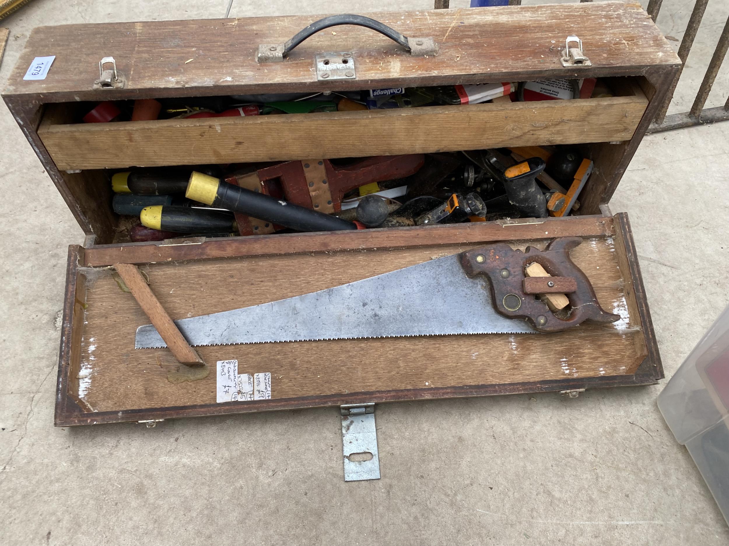 A VINTAGE WOODEN JOINERS CHEST COMPLETE WITH TOOLS TO INCLUDE A SAW AND TWO WOOD PLANES ETC - Image 2 of 3