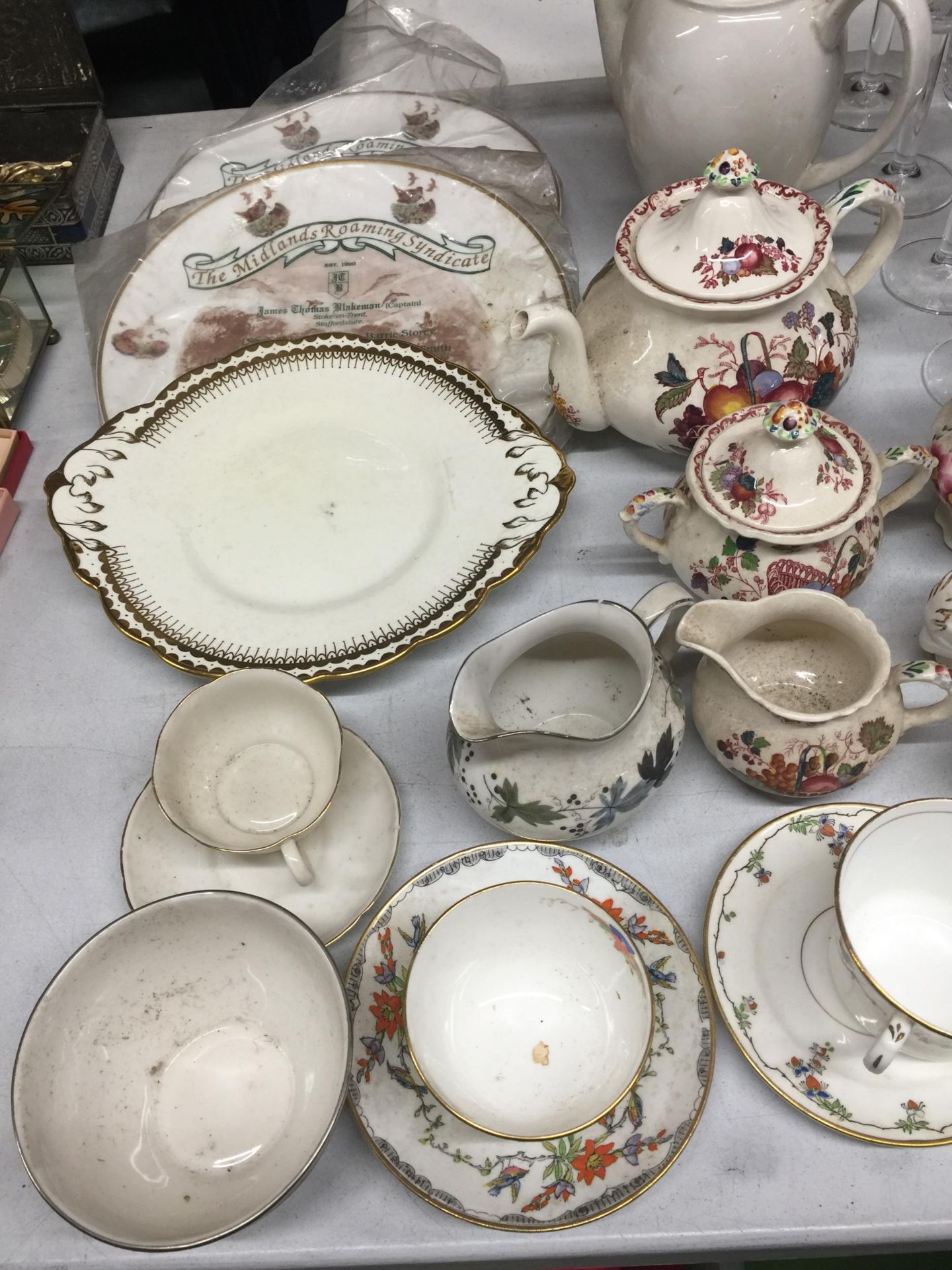 A QUANTITY OF CERAMIC ITEMS TO INCLUDE ROSINA CHINA CUPS AND SAUCERS, ROYAL STAFFORD PURSE VASES, - Image 3 of 5