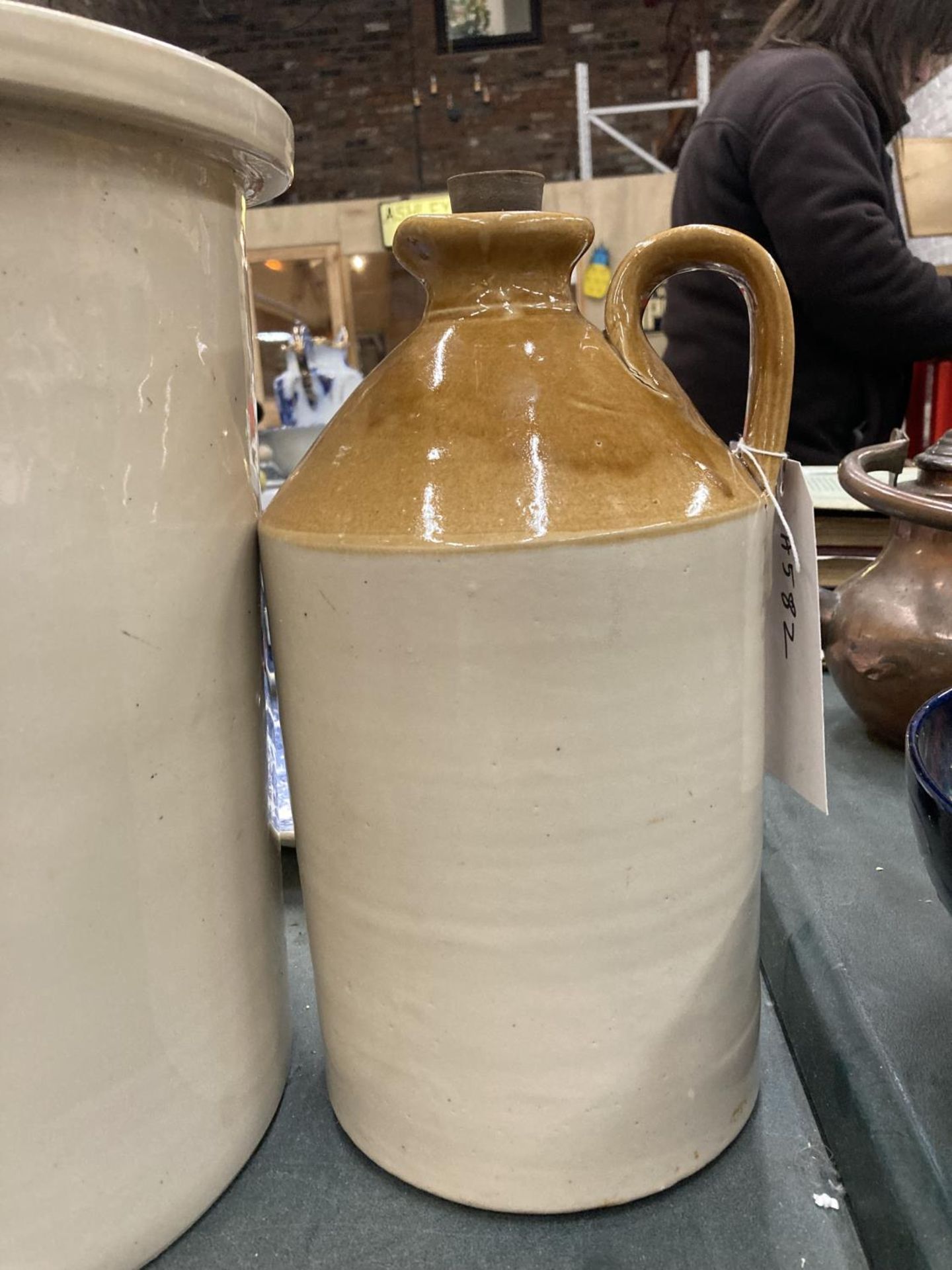 A LARGE NAAFI STONEWARE POT AND A LARGE FLAGON - Bild 3 aus 3