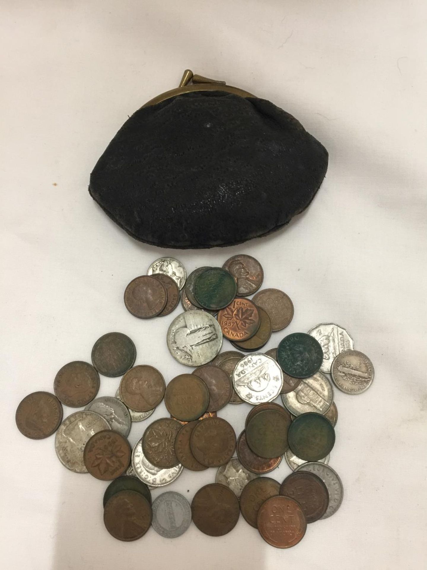 A VINTAGE AUTOGRAPH ALBUM AND A PURSE CONTAINING A QUANTITY OF VINTAGE FOREIGN COINS - Image 3 of 3