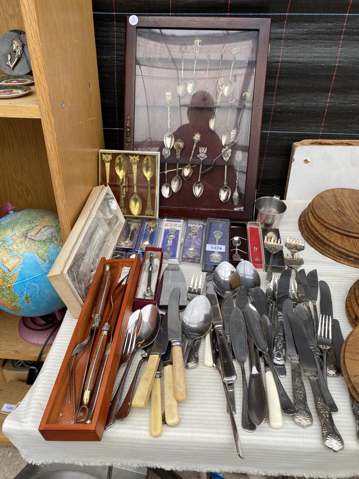 AN ASSORTMENT OF FLATWARE TO INCLUDE KNIVES, MEAT FORKS AND COLLECTORS SPPONS TO ALSO INCLUDE A