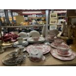 A QUANTITY OF VINTAGE JOHNSON BROS 'OLD BRITAIN CASTLES' DINNERWARE TO INCLUDE CUPS, SAUCERS,