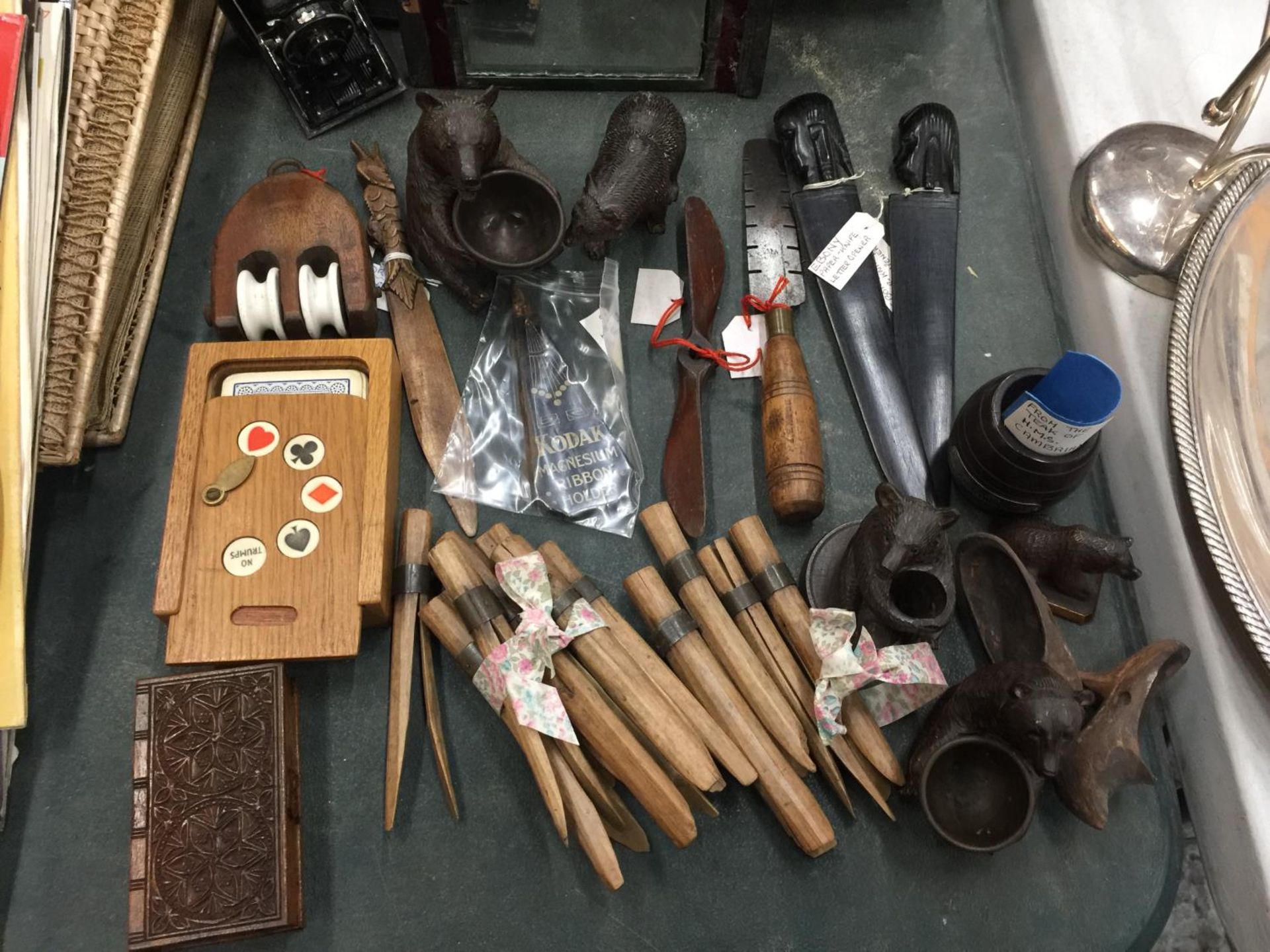 A MIXED LOT OF TREEN ITEMS TO INCLUDE BLACK FOREST BEARS, WOODEN PEGS, A BRIDGE BOX, EBONY PAPER