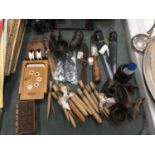 A MIXED LOT OF TREEN ITEMS TO INCLUDE BLACK FOREST BEARS, WOODEN PEGS, A BRIDGE BOX, EBONY PAPER