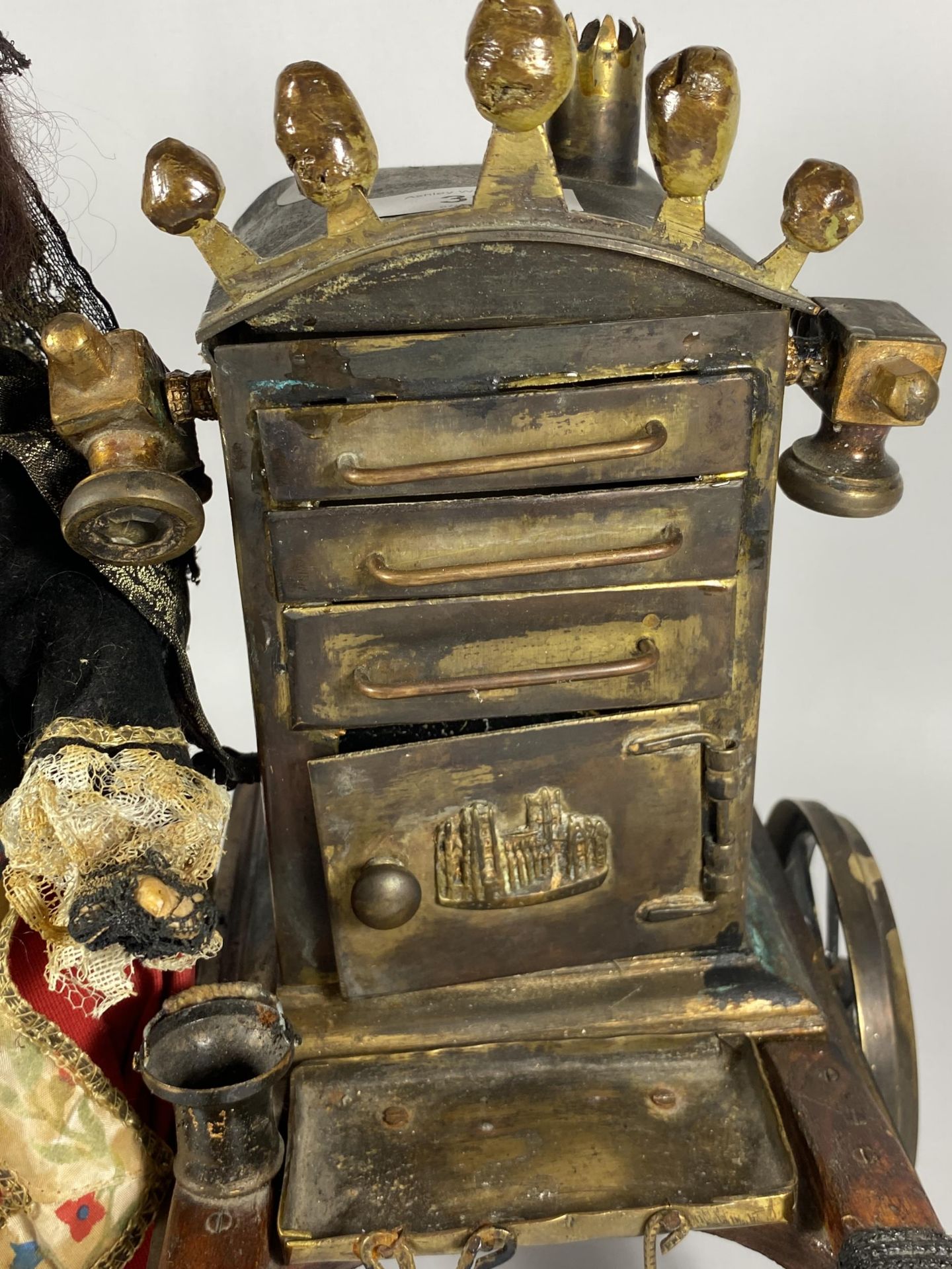 AN UNUSUAL MUSICAL PORCELAIN HEADED DOLL FIGURE OF A HOT POTATO SELLER - Image 2 of 5