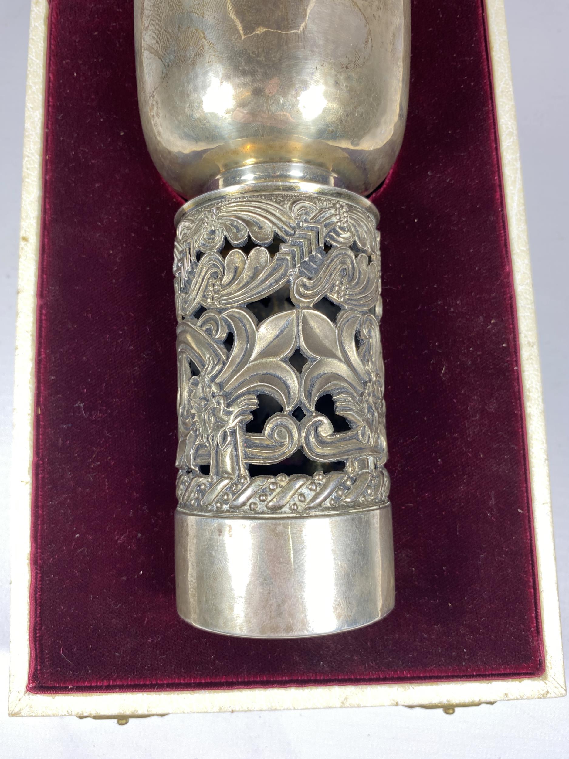 A BOXED 1976 AURUM HALLMARKED SILVER LIMITED EDITION COMMEMORATIVE CUP, WEIGHT 327G - Image 3 of 5