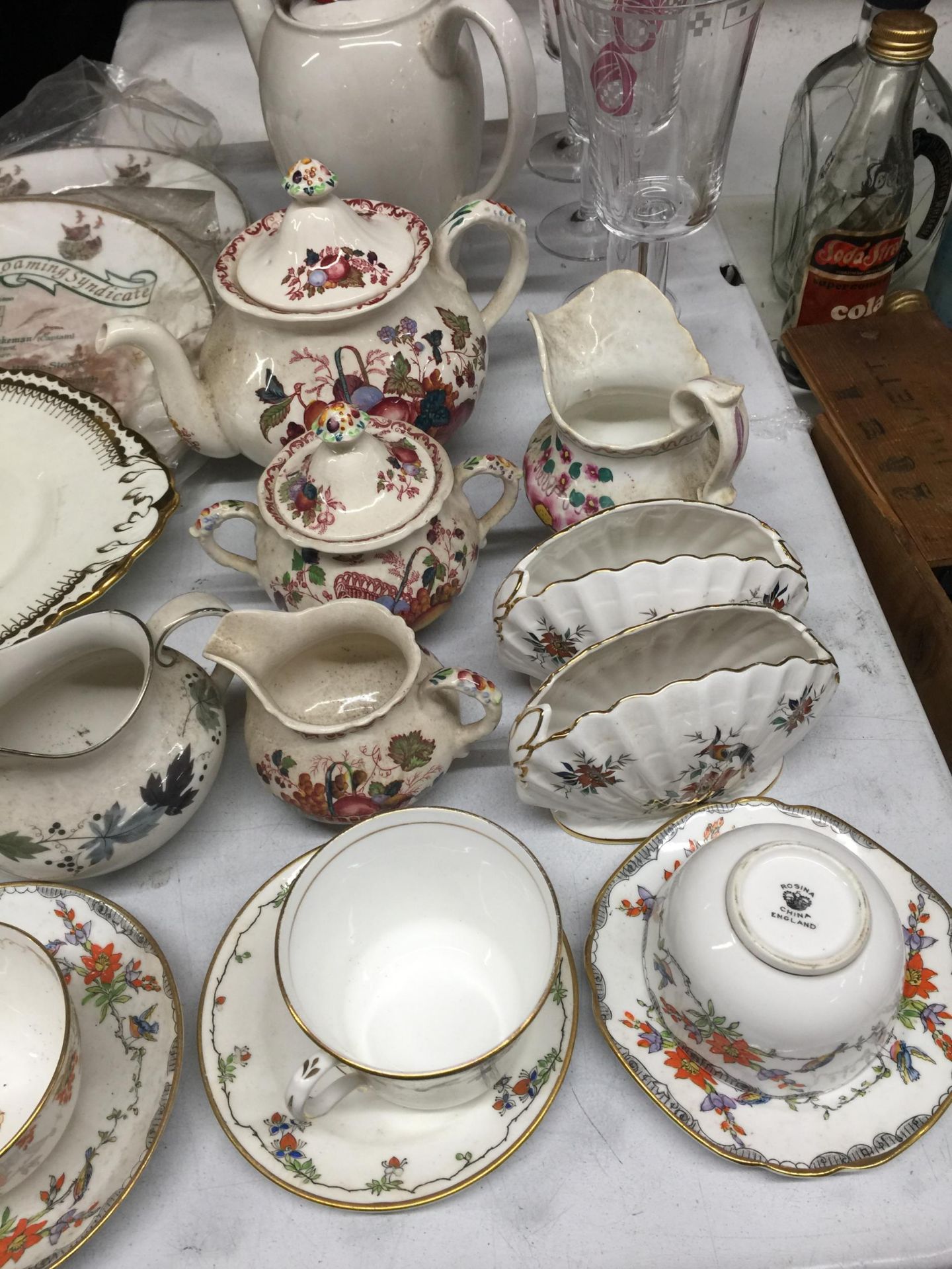 A QUANTITY OF CERAMIC ITEMS TO INCLUDE ROSINA CHINA CUPS AND SAUCERS, ROYAL STAFFORD PURSE VASES, - Bild 4 aus 5