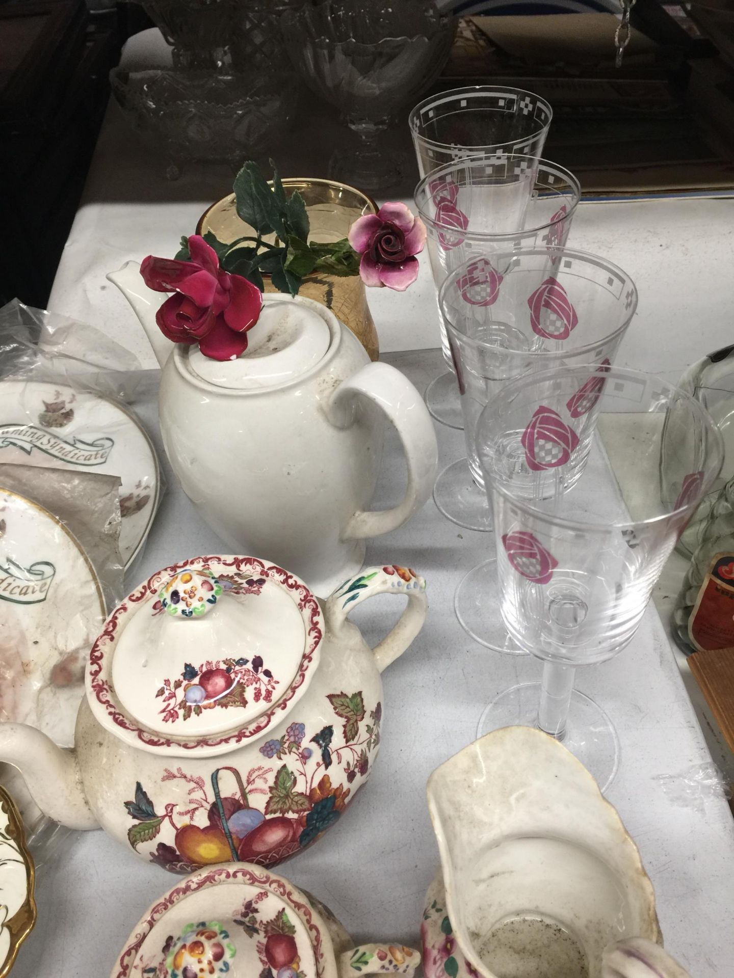 A QUANTITY OF CERAMIC ITEMS TO INCLUDE ROSINA CHINA CUPS AND SAUCERS, ROYAL STAFFORD PURSE VASES, - Image 2 of 5