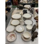 A QUANTITY OF ITEMS TO INCLUDE ROYAL WORCESTER 'CONTESSA' PLATES, PARAGON 'ATHENA' PLATES, TWO