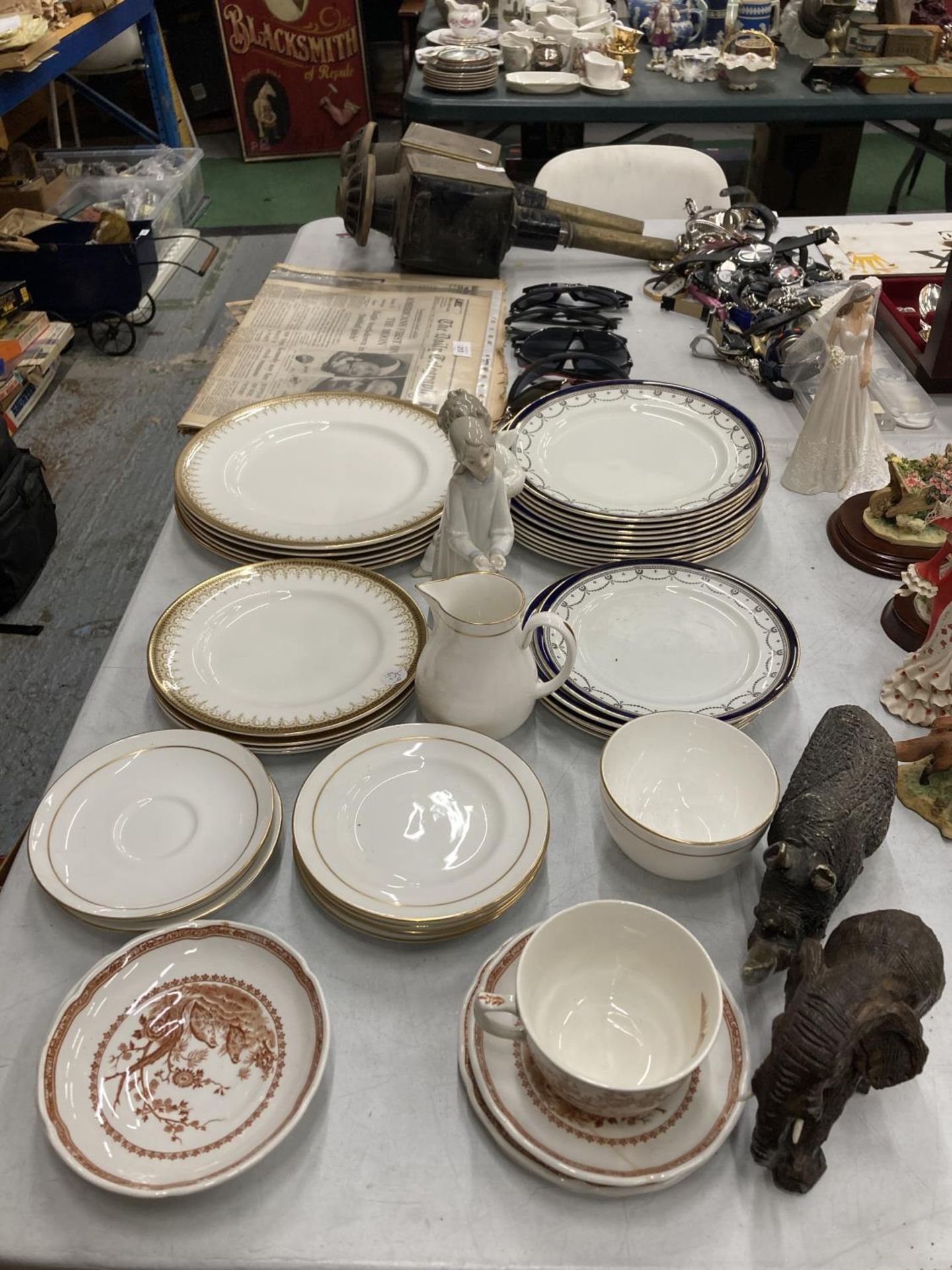 A QUANTITY OF ITEMS TO INCLUDE ROYAL WORCESTER 'CONTESSA' PLATES, PARAGON 'ATHENA' PLATES, TWO