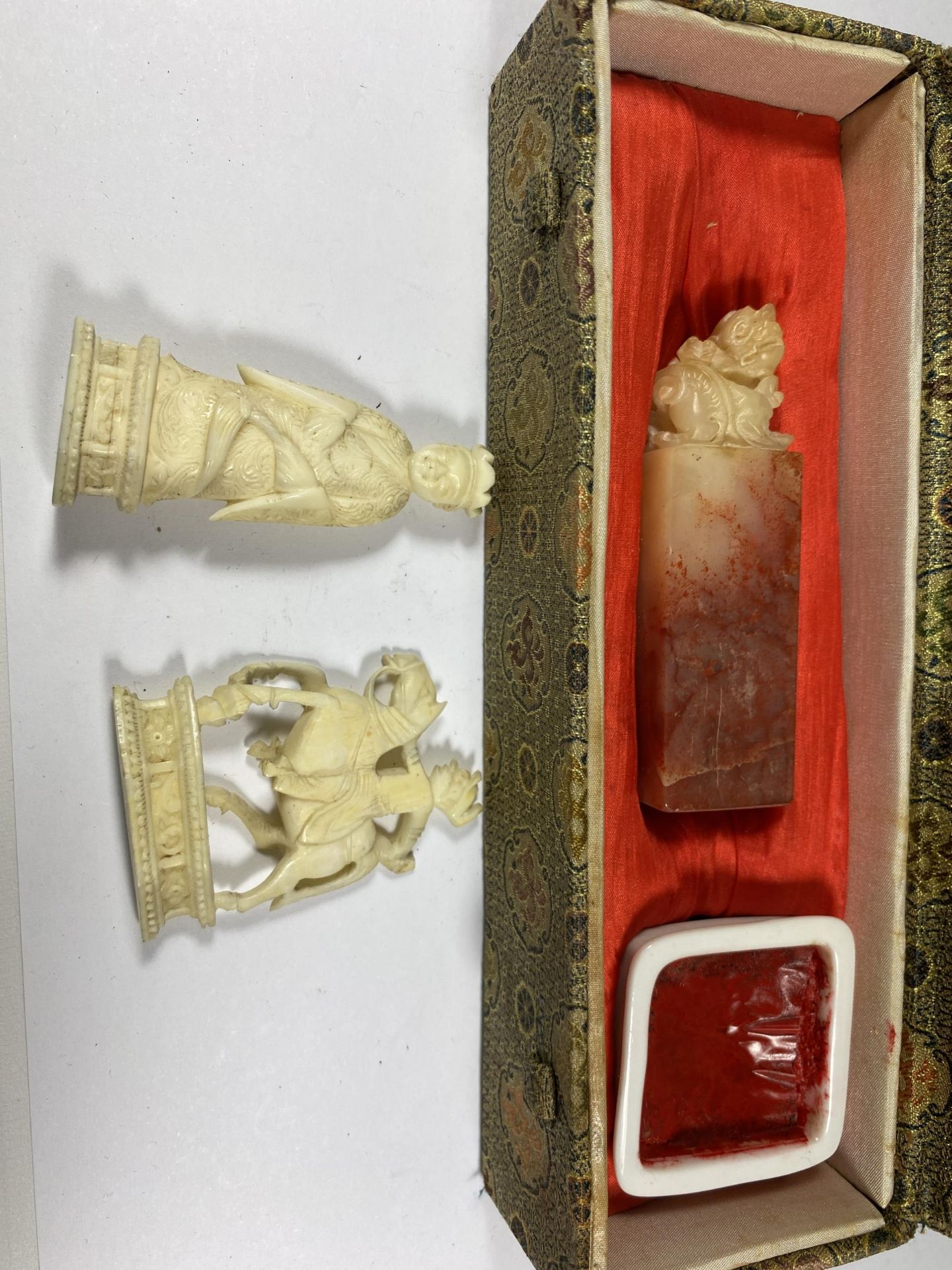 AN ORIENTAL WAX SEAL SET AND TWO CHESS PIECES - Image 2 of 2