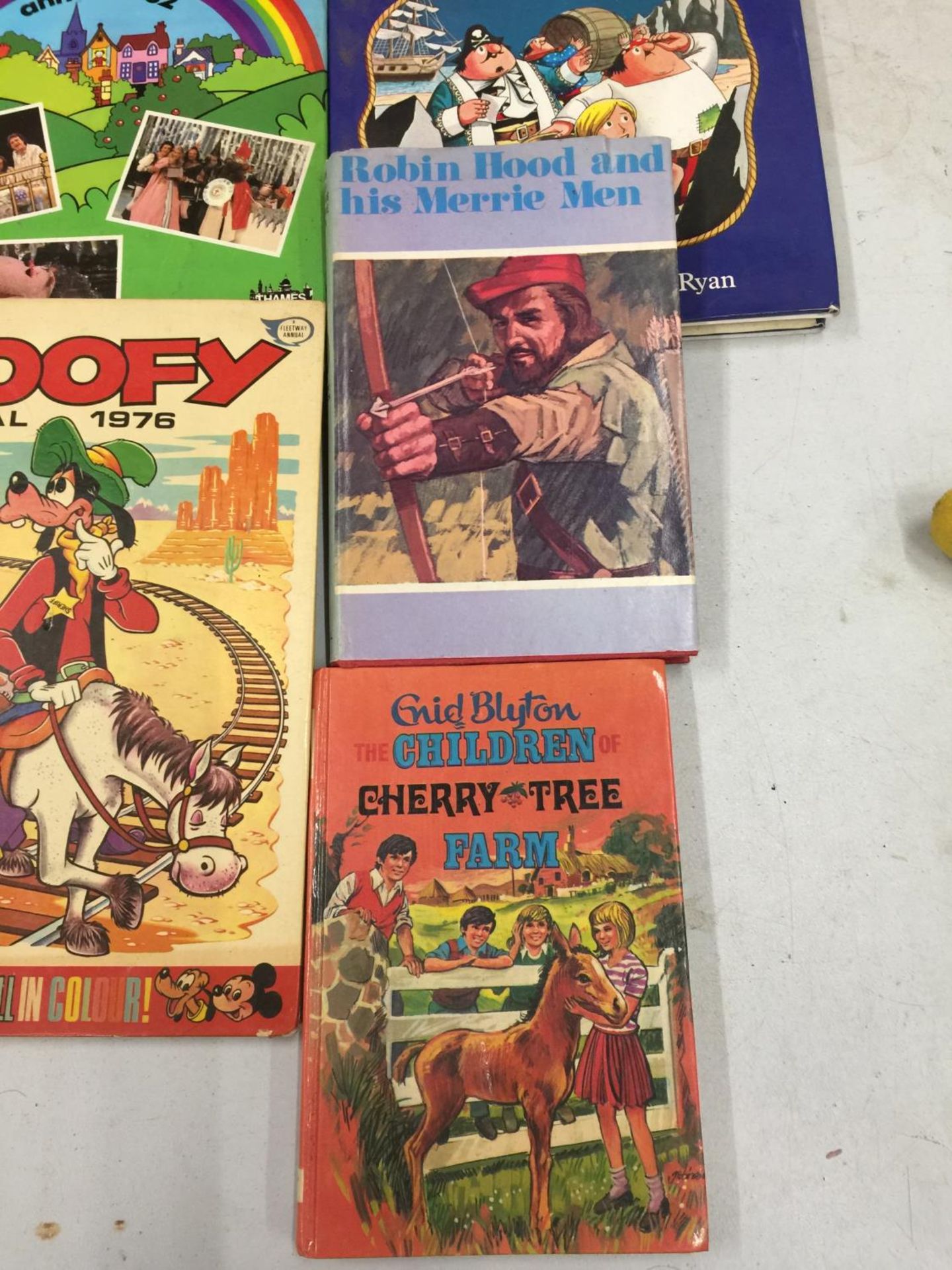 A QUANTITY OF VINTAGE BOOKS TO INCLUDE CAPTAIN PUGWASH, GOOFY ANNUAL, RAINBOW, ENID BLYTON, PLUS TWO - Image 4 of 5