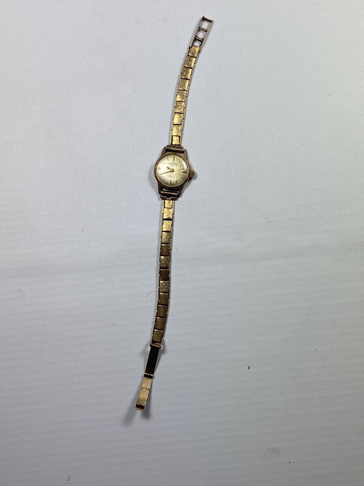 A 9CT YELLOW GOLD ROTARY WATCH & STRAP, TOTAL WEIGHT 15.2G - Bild 2 aus 3