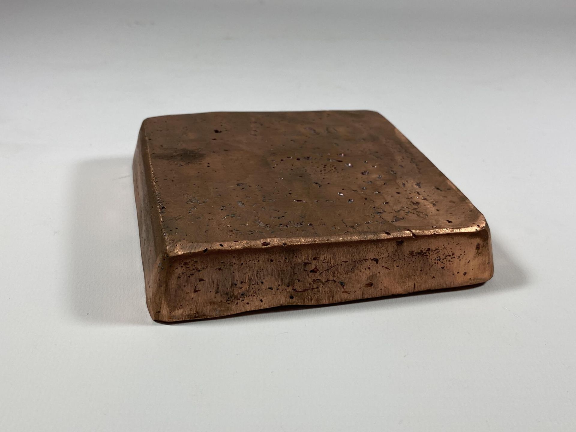 A HEAVY COPPER VINTAGE DESK PAPERWEIGHT - Image 2 of 3