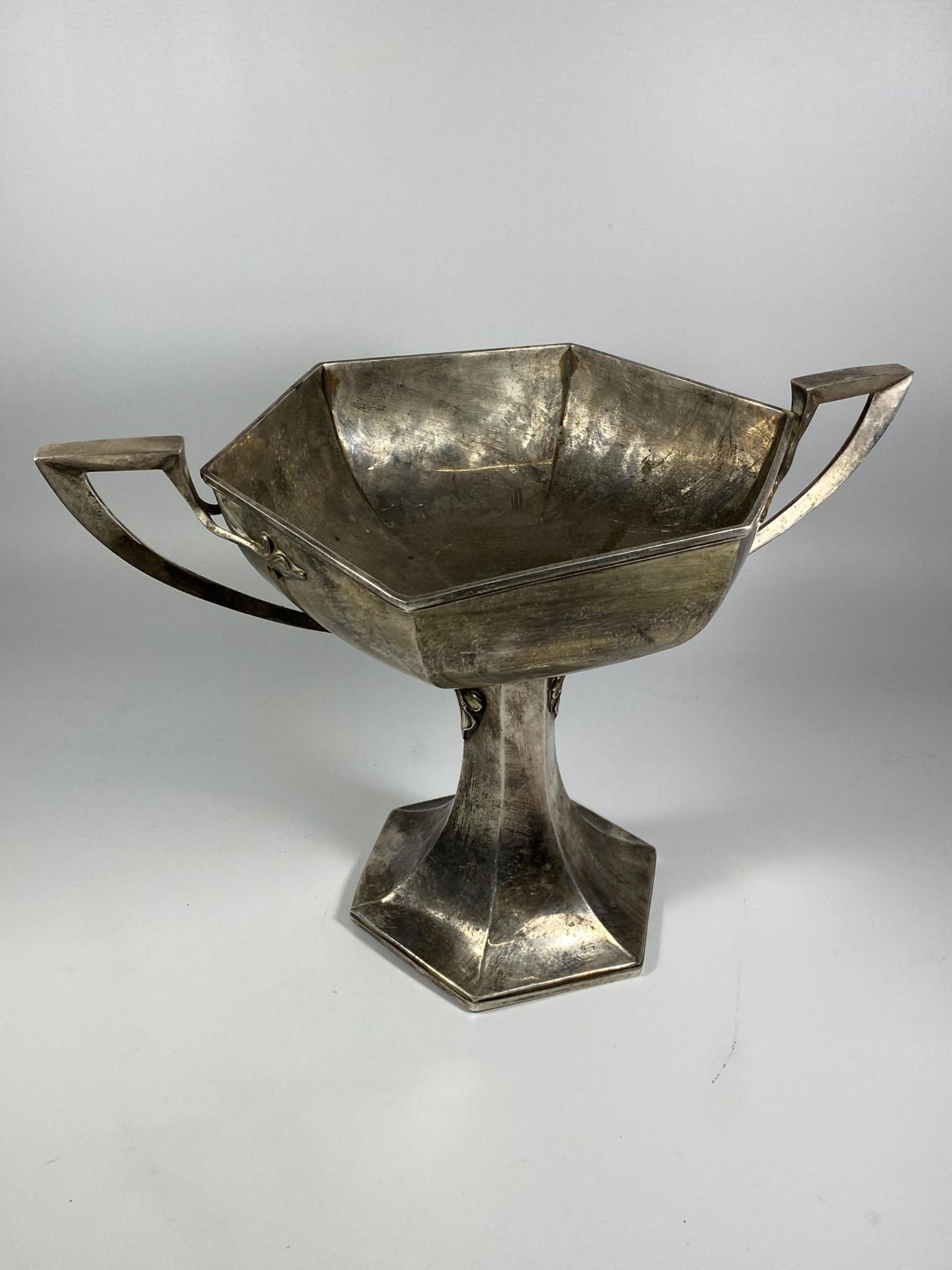 A GEORGE V SOLID SILVER TWIN HANDLED TROPHY CUP, HALLMARKS FOR WALKER & HALL, SHEFFIELD, 1932, - Image 4 of 5