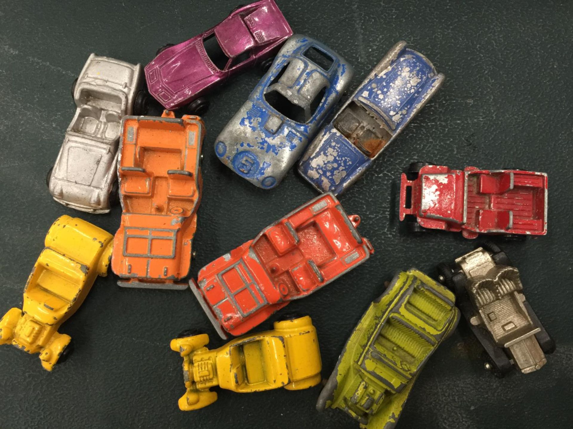A COLLECTION OF MINIATURE VINTAGE CARS - 11 IN TOTAL