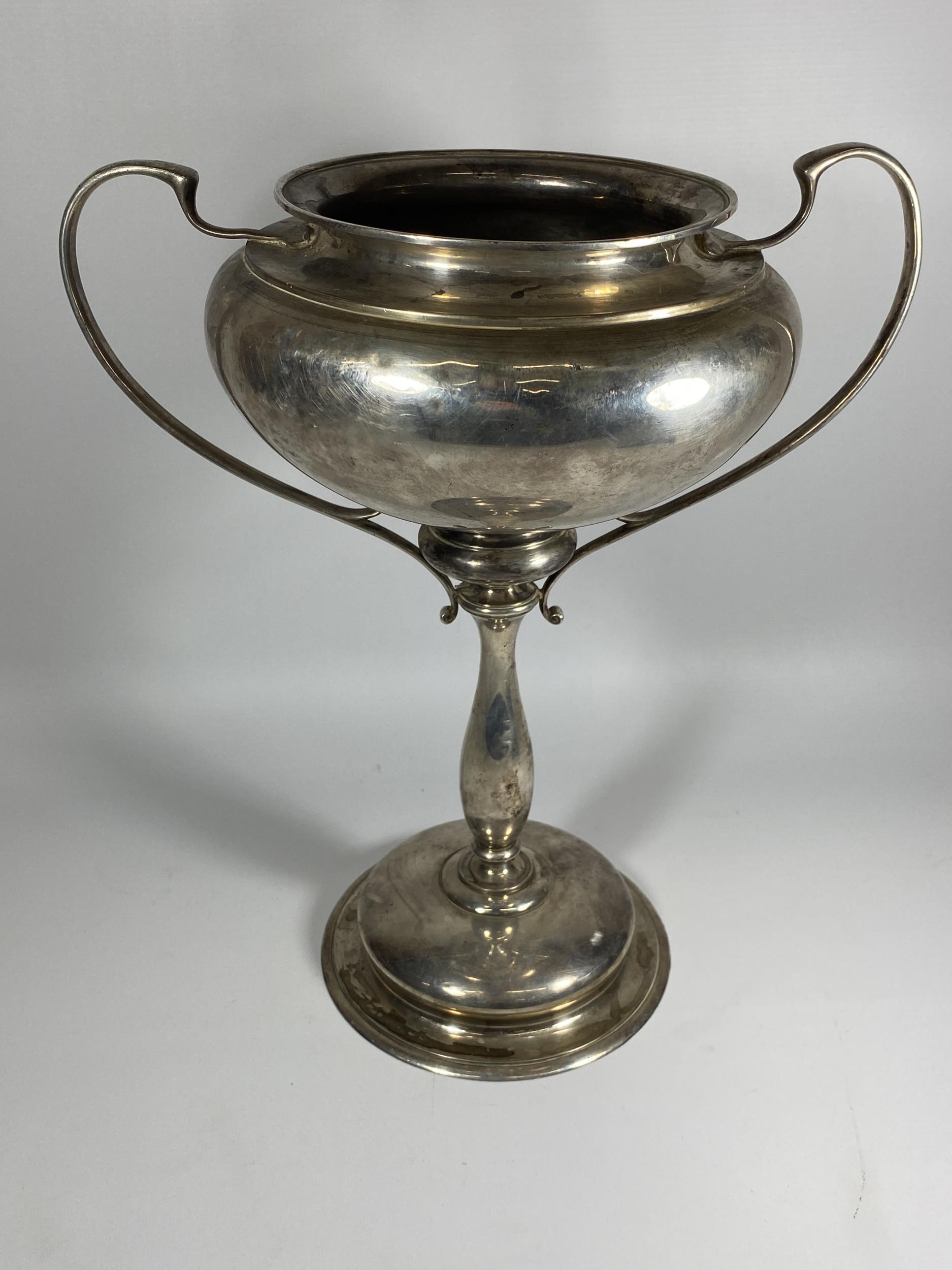 A LARGE GEORGE V SOLID SILVER TWIN HANDLED LIDDED TROPHY CUP, HALLMARKS FOR COLLIS & CO, - Image 6 of 7