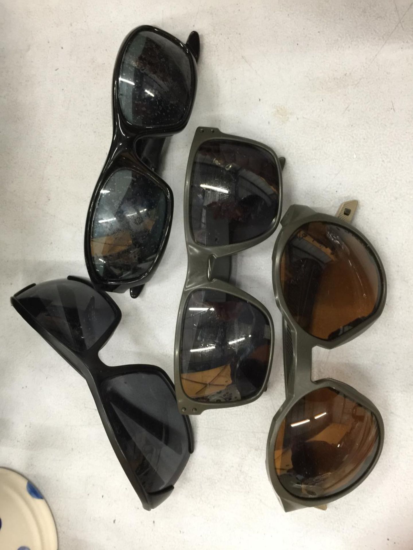 FOUR PAIRS OF VINTAGE SUNGLASSES TO INCLUDE TIMBERLAND, ETC