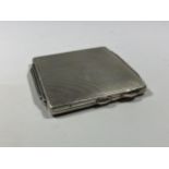 AN ART DECO HALLMARKED SILVER LADIES COMPACT, WEIGHT 78G