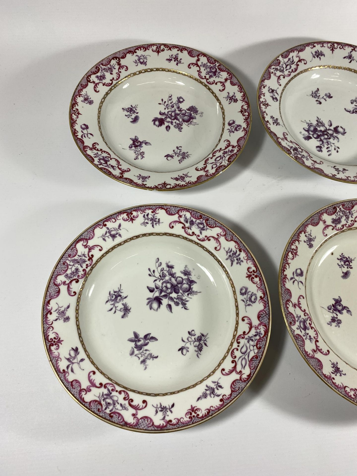 A SET OF SIX EARLY-MID 19TH CENTURY PORCELAIN HAND PAINTED DISHES, UNMARKED, DIAMETER 23CM - Bild 2 aus 5