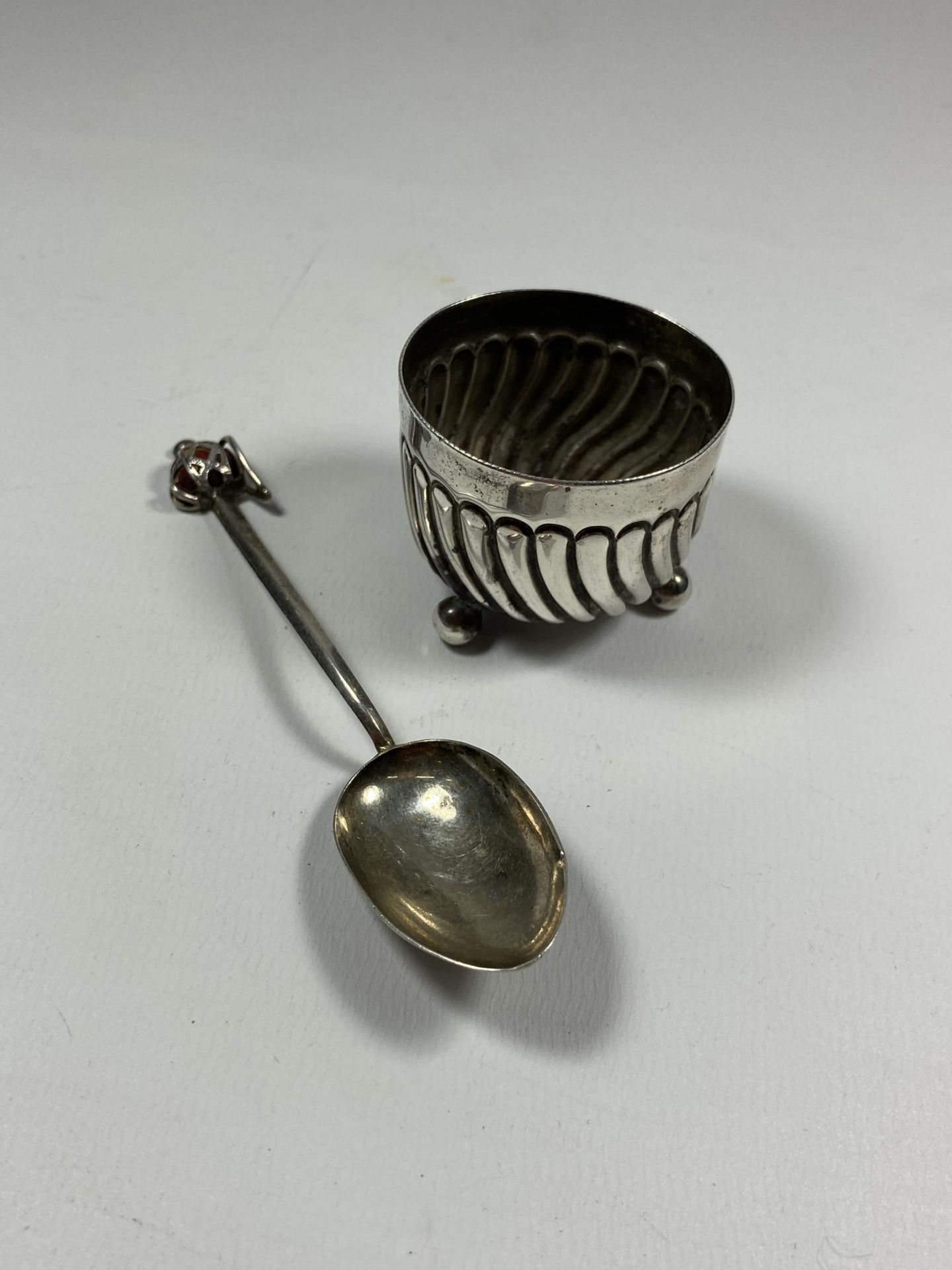 A HALLMARKED SILVER OPEN SALT AND SPOON